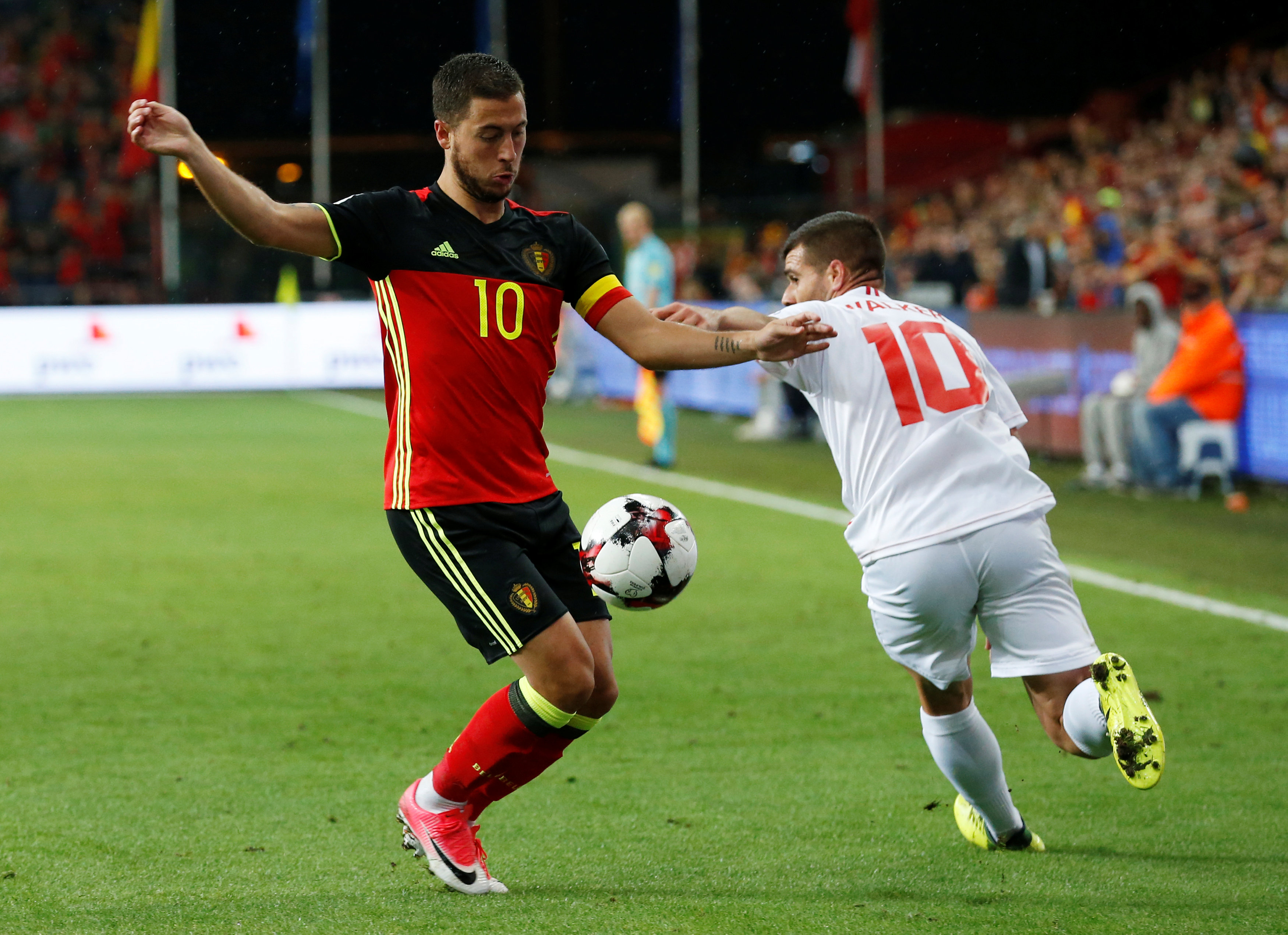 Sự trở lại của Hazard (trái) giúp Bỉ có nhiều cơ hội đá bại Hi Lạp. Ảnh: REUTERS