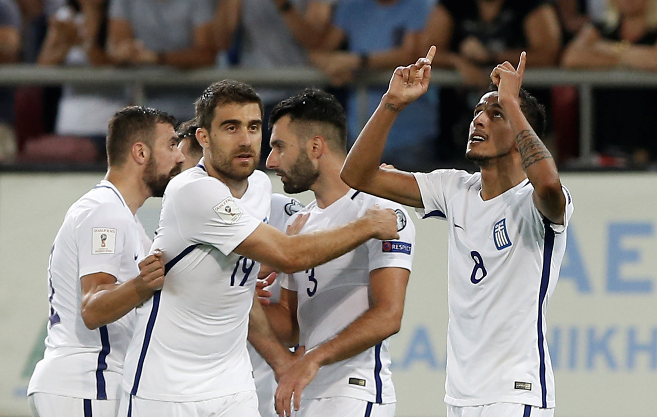 Các cầu thủ Hi Lạp ăn mừng bàn gỡ hòa 1-1. Ảnh: REUTERS