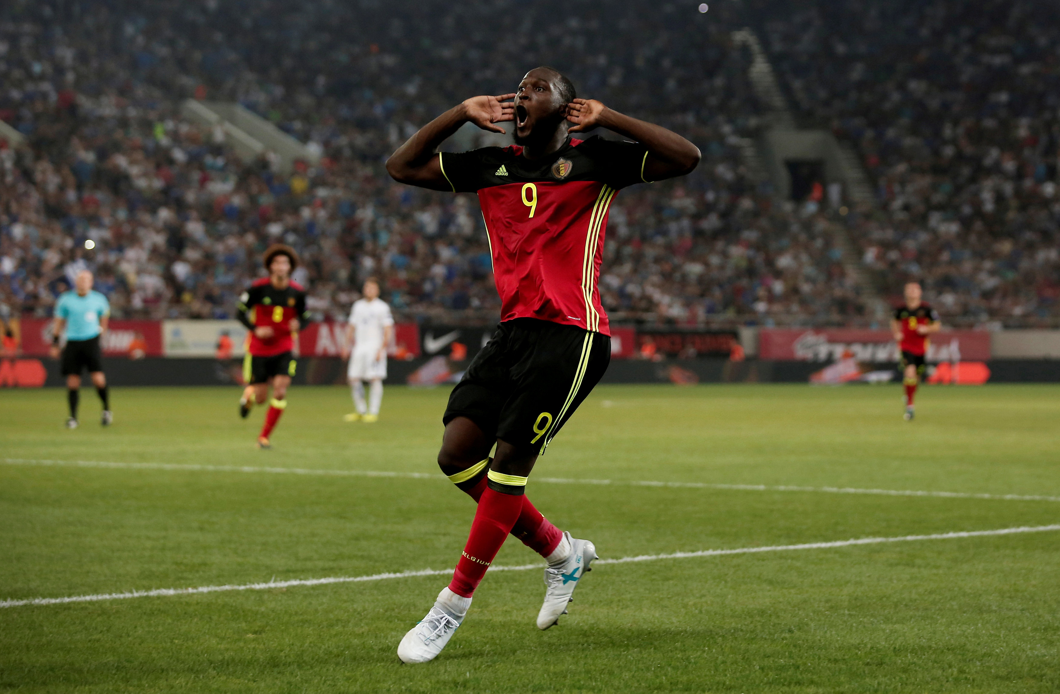 Niềm vui của Lukaku sau khi ghi bàn thắng nâng tỉ số lên 2-1 cho tuyển Bỉ. Ảnh: REUTERS