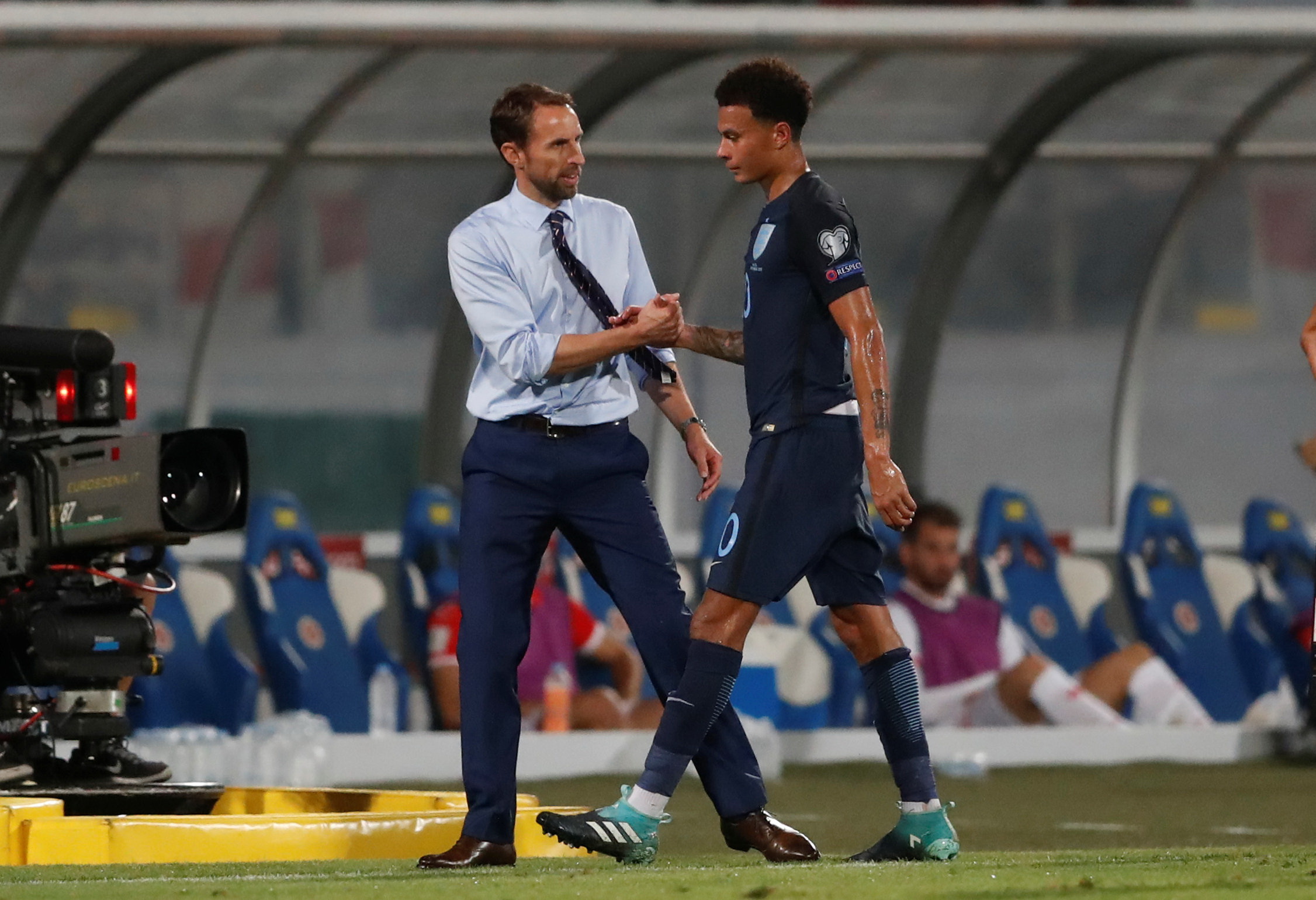 HLV tuyển Anh Gareth Southgate và tiền vệ Dele Alli trong trận Anh thắng gặp Malta hôm 1-9. Ông Southgate cần làm việc nhiều hơn để giúp tuyển Anh kết dính các tài năng. Ảnh: REUTERS