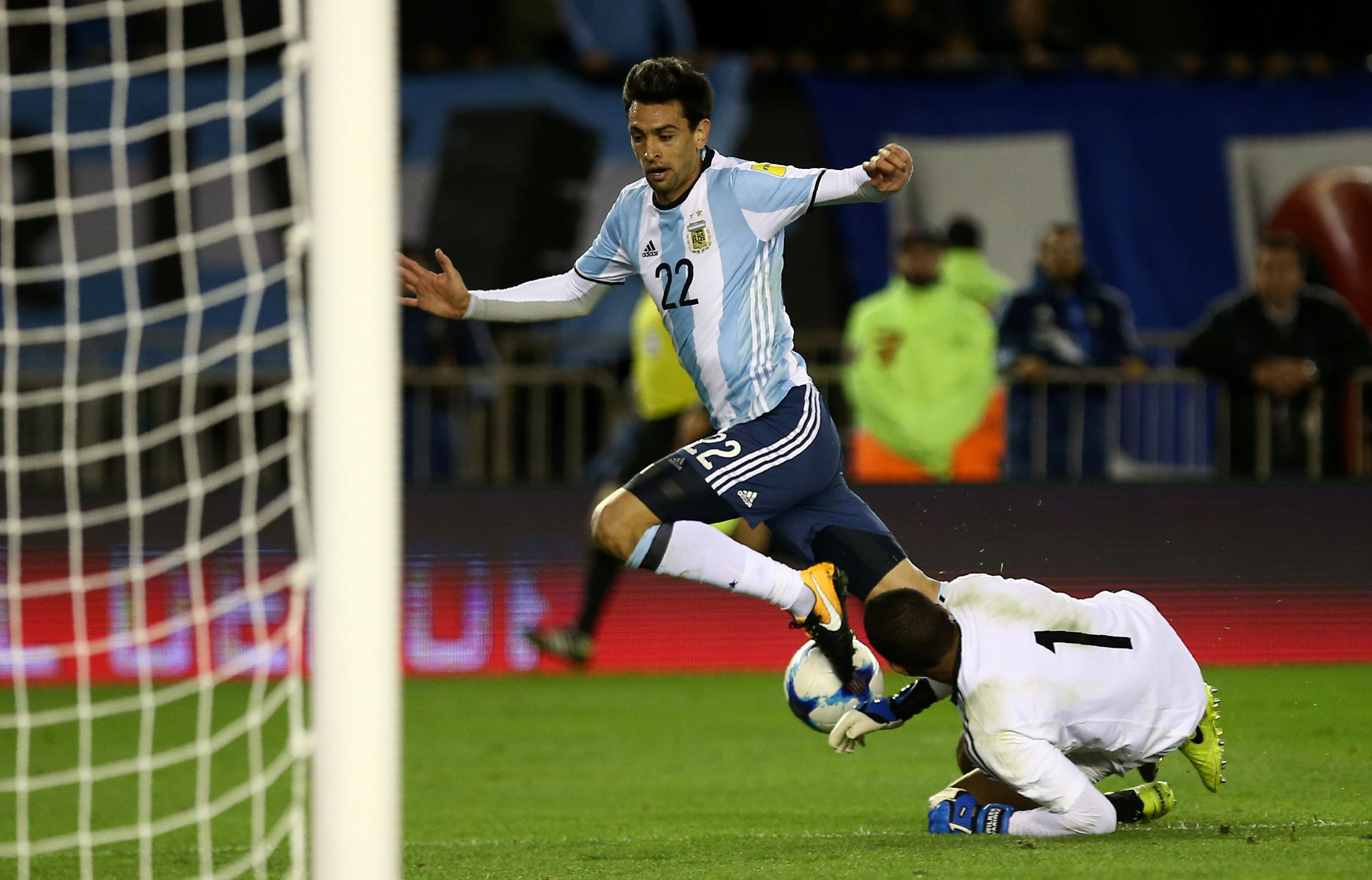 Các cầu thủ Argentina tạo ra nhiều cơ hội nhưng không thể tận dụng thành công. Ảnh: REUTERS
