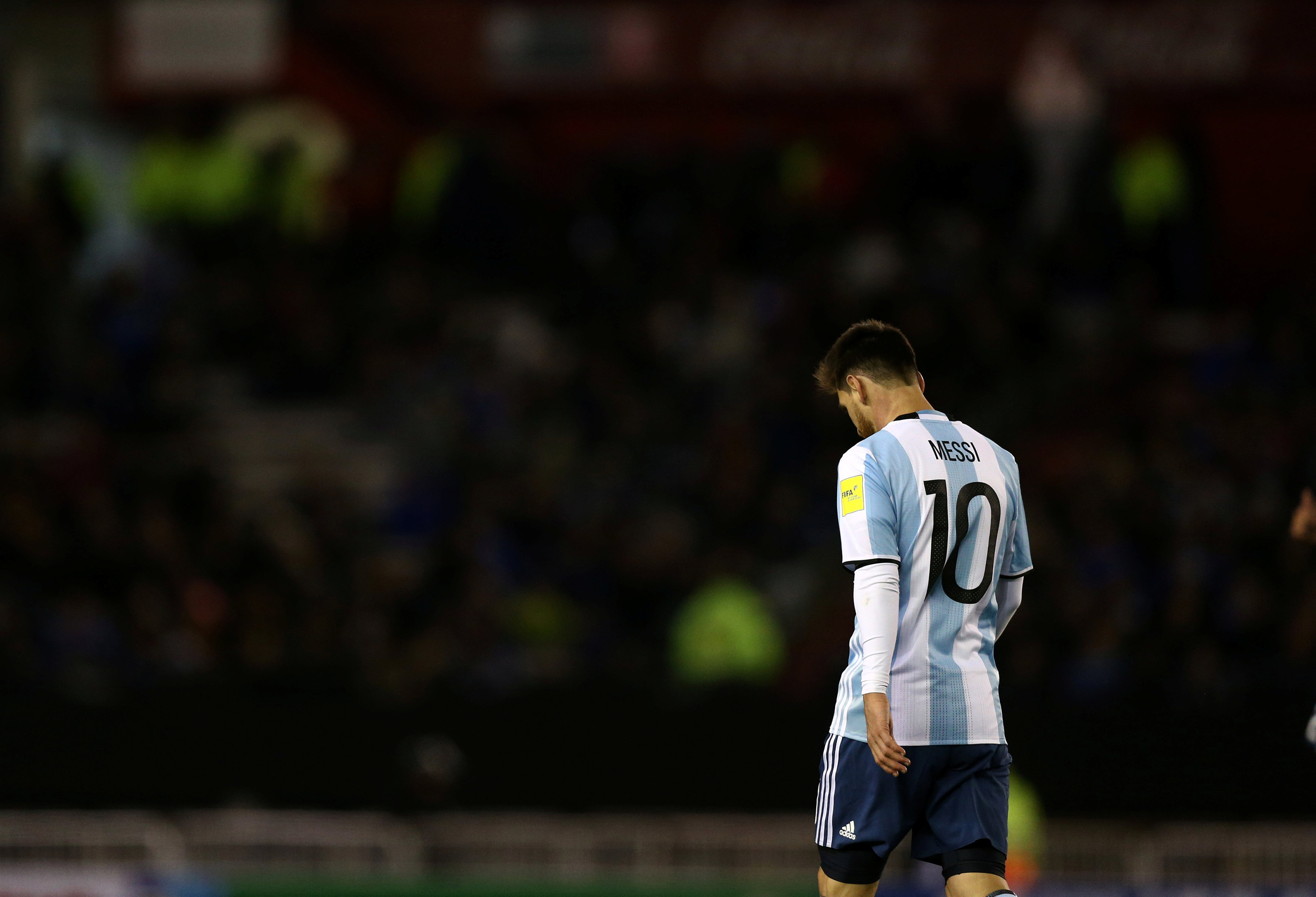Sự thất vọng của Messi sau trận hòa Venezuela. Ảnh: REUTERS