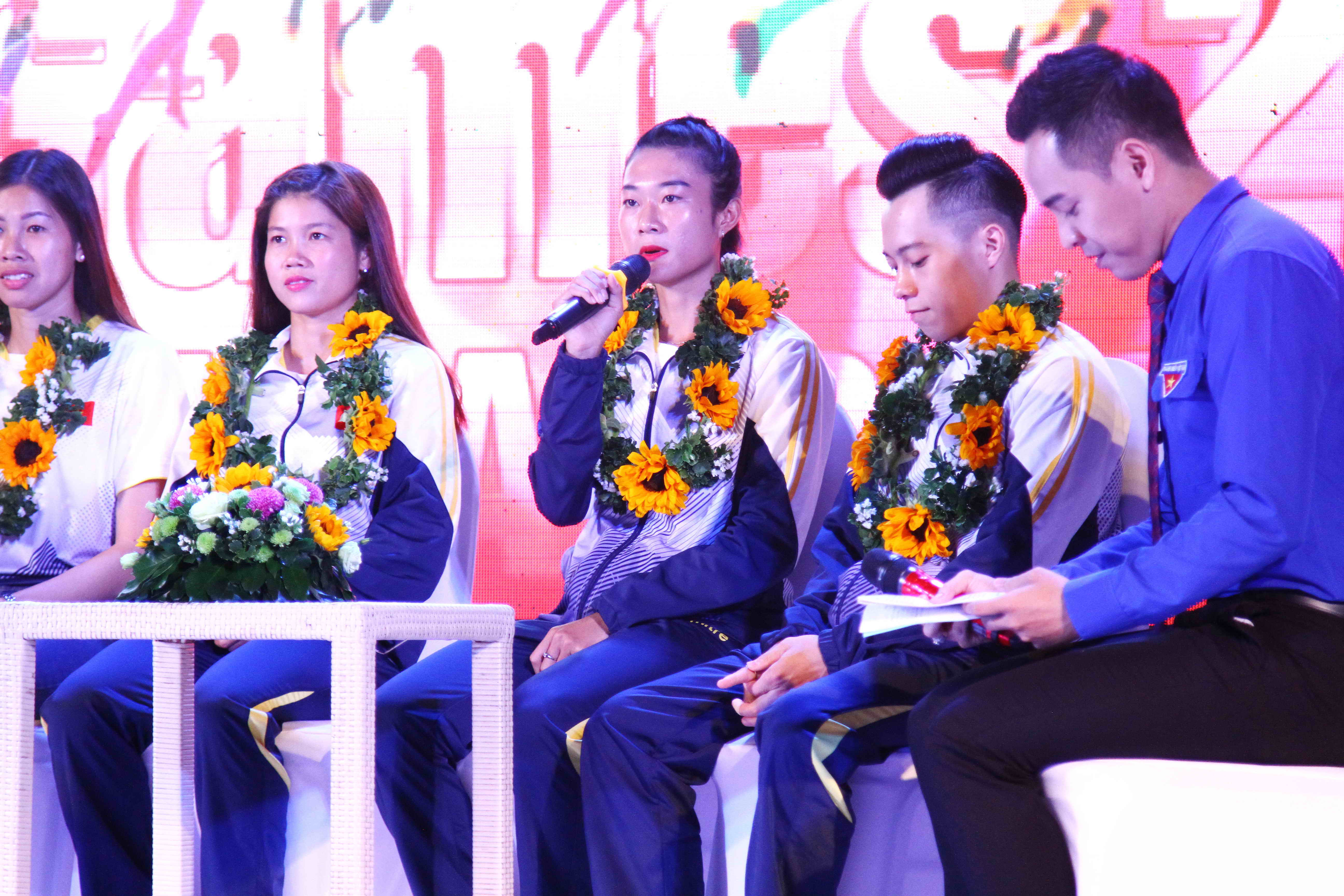 Lê Tú Chinh (giữa) chia sẻ khó khăn lần đầu dự SEA Games. Ảnh: T.P