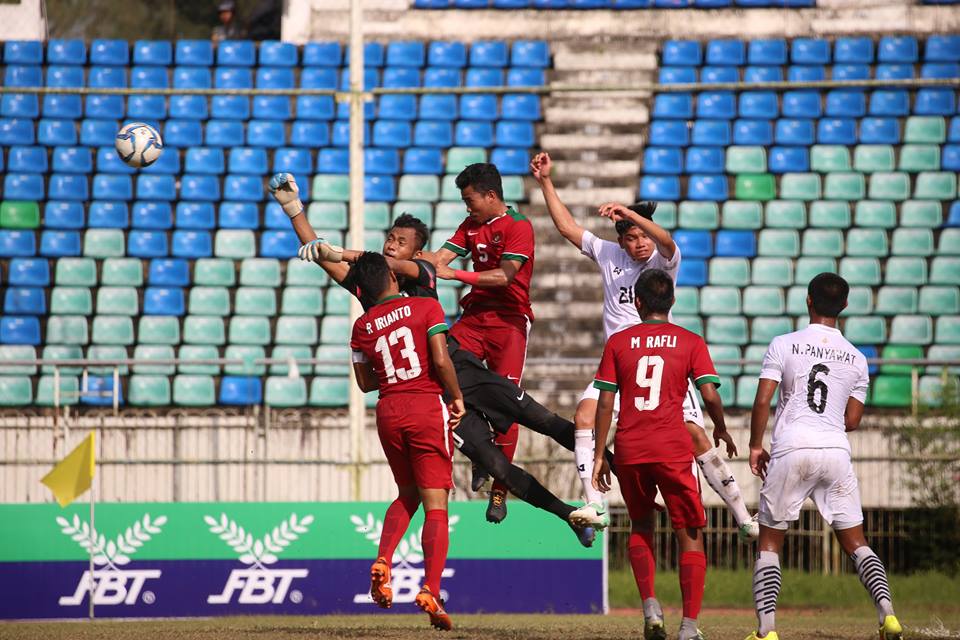 Một pha bóng trong trận bán kết U-18 Thái Lan gặp Indonesia. Ảnh: MFF