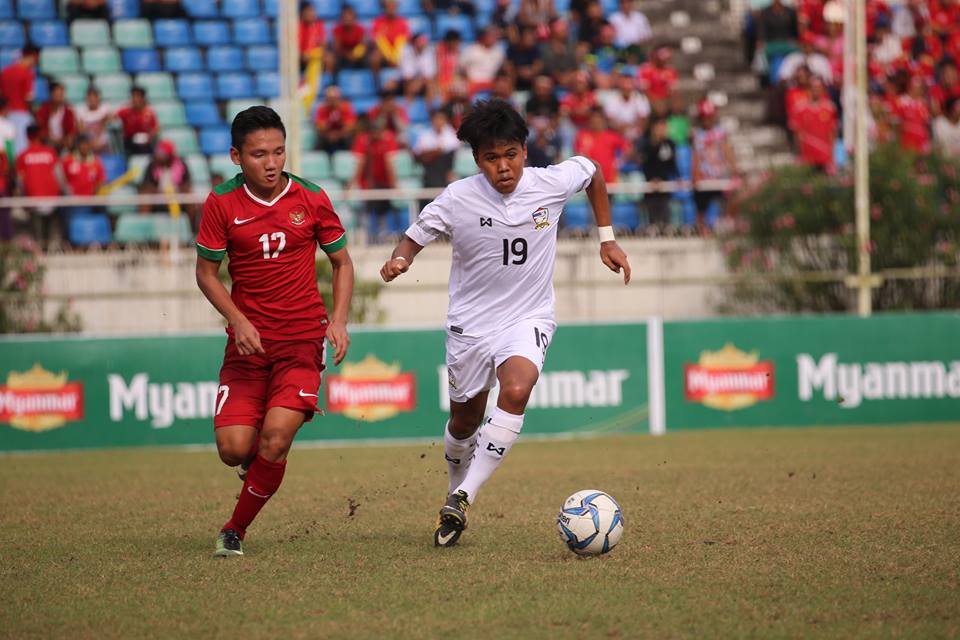 U-19 Indonesia (trái) thi đấu nhỉnh hơn Thái Lan nhưng phải dừng bước ở bán kết. Ảnh: MFF