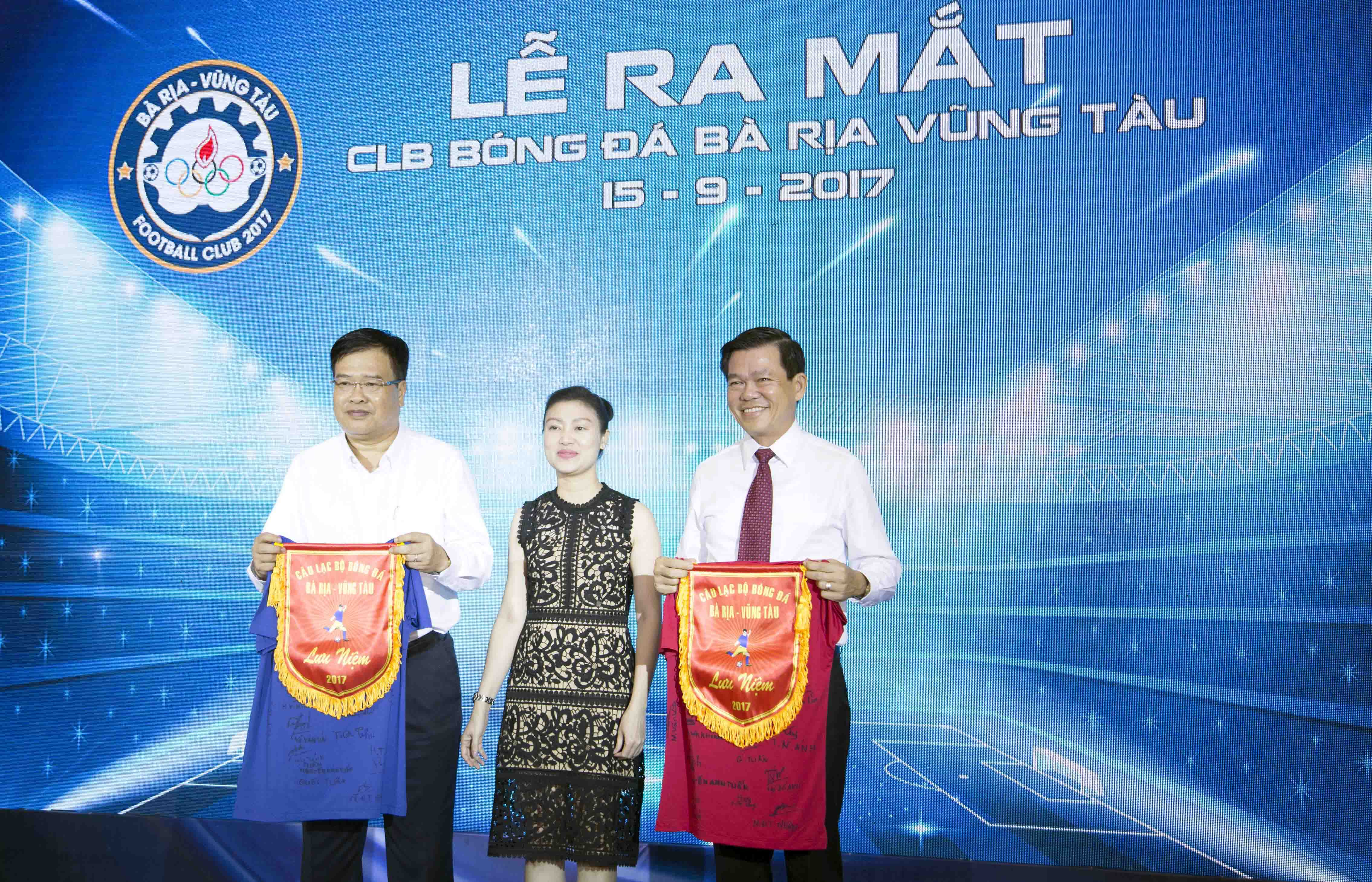 Bí thư tỉnh ủy tỉnh BRVT Nguyễn Hồng Lĩnh (phải) nhận áo lưu niệm từ CLB. Ảnh: Tuấn Vinh