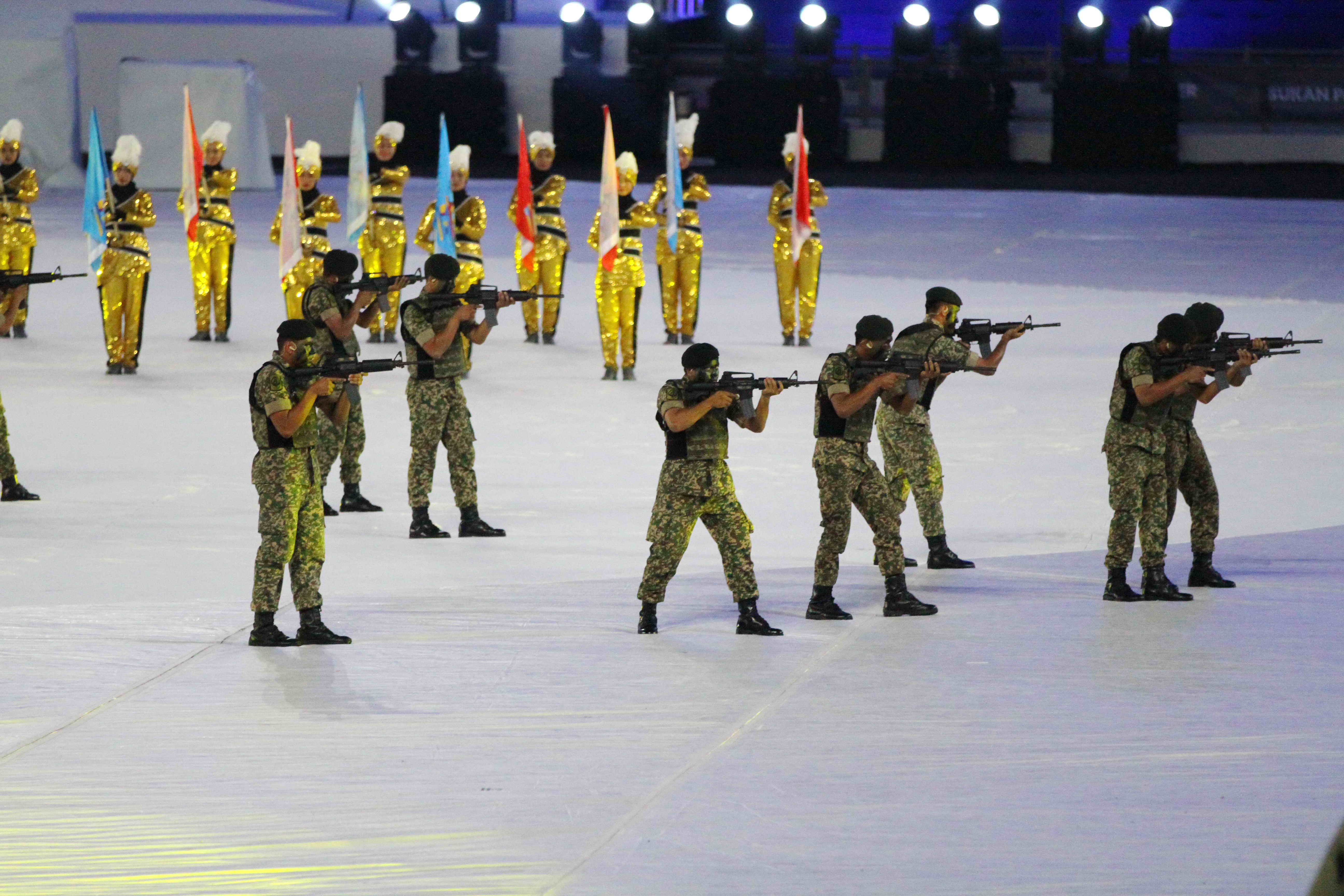 Malaysia mở màn lễ khai mạc độc đáo bằng hình ảnh những người lính bảo vệ đất nước. Ảnh: T.P