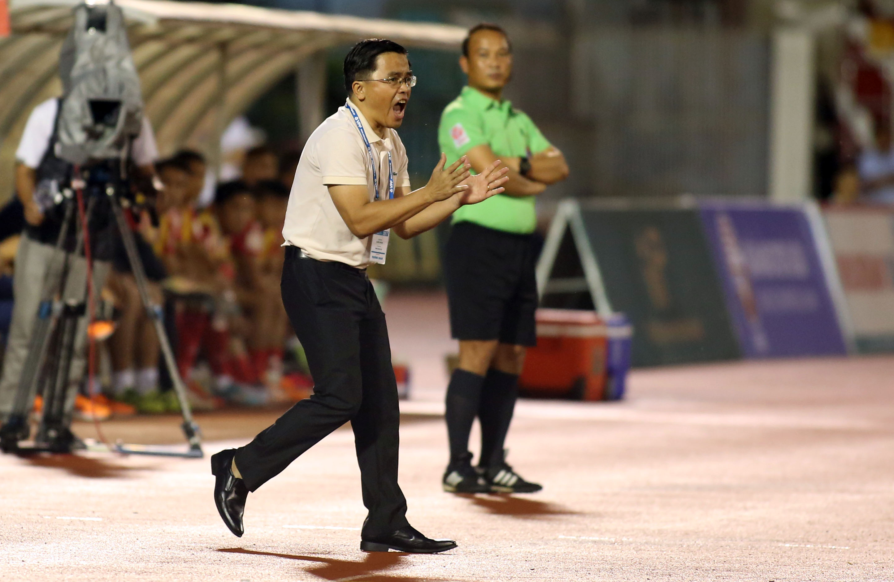 Trưởng đoàn Nguyễn Tấn Anh phản ứng trọng tài biên khi không công nhận bàn thắng của Motta. Ảnh: N.K