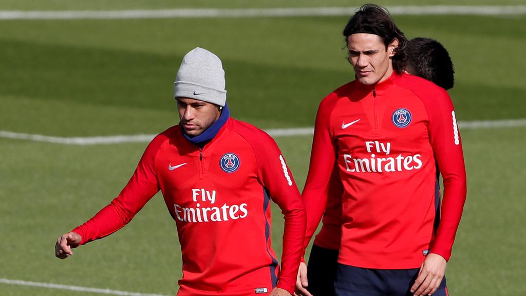 Có tin đồn cho rằng, Neymar và Cavani lạnh nhạt với nhau trên sân tập sau vụ tranh giành đá phạt đền. Ảnh: REUTERS
