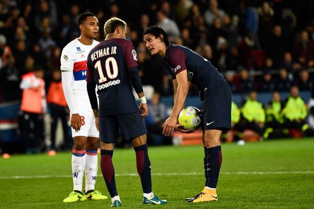 Cavani và Neymar tranh giành đá phạt đền trong trận thắng Lyon. Ảnh: GETTY IMAGES