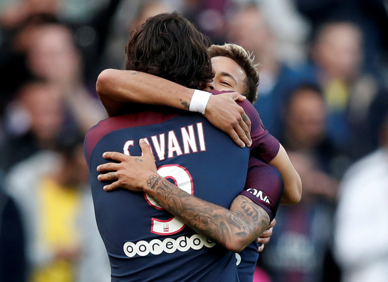 Neymar ôm Cavani chia vui sau khi ghi bàn vào lưới Bordeaux. Ảnh: REUTERS