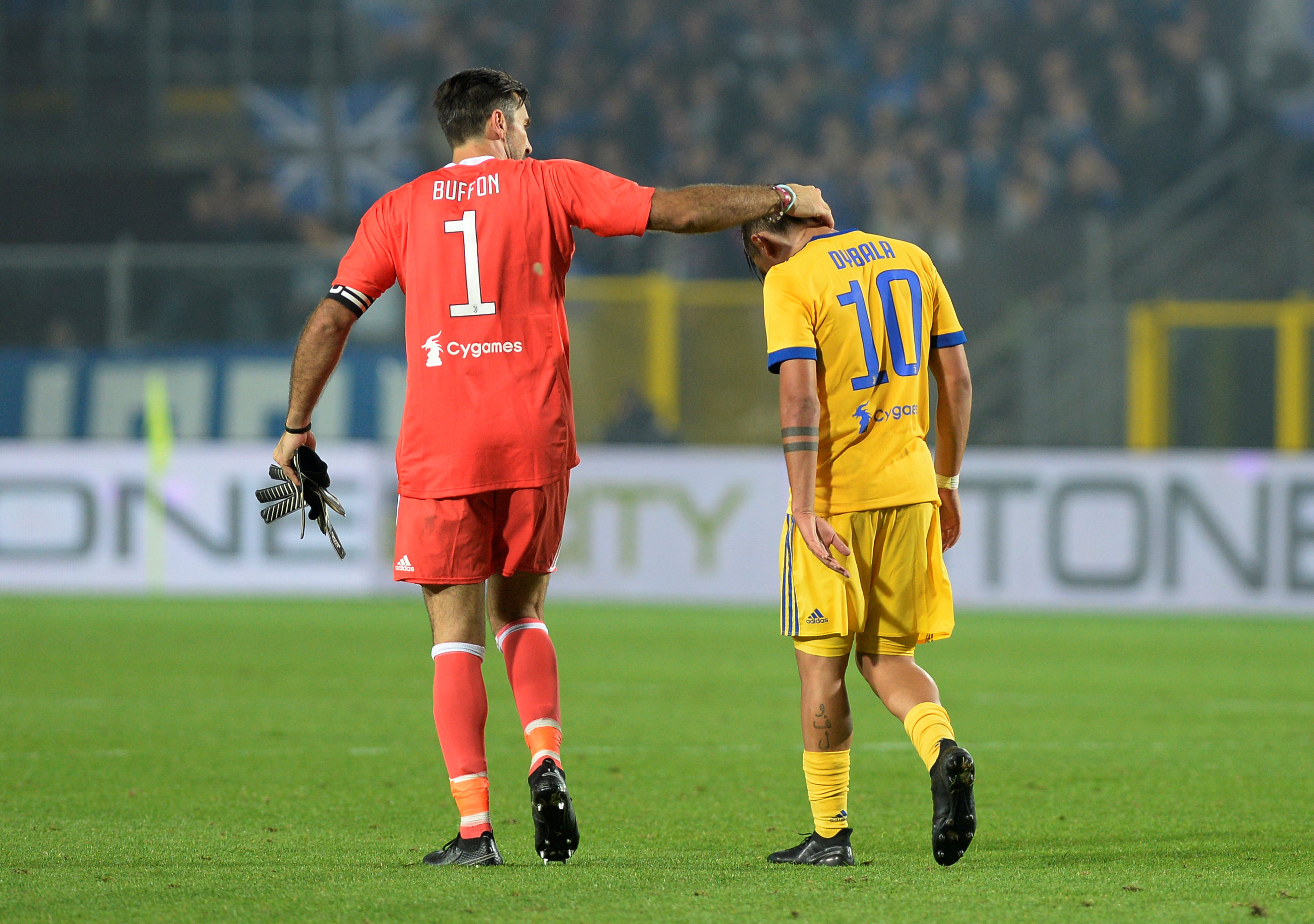 Buffon an ủi người đàn em Dybala sau trận đấu. Ảnh: REUTERS