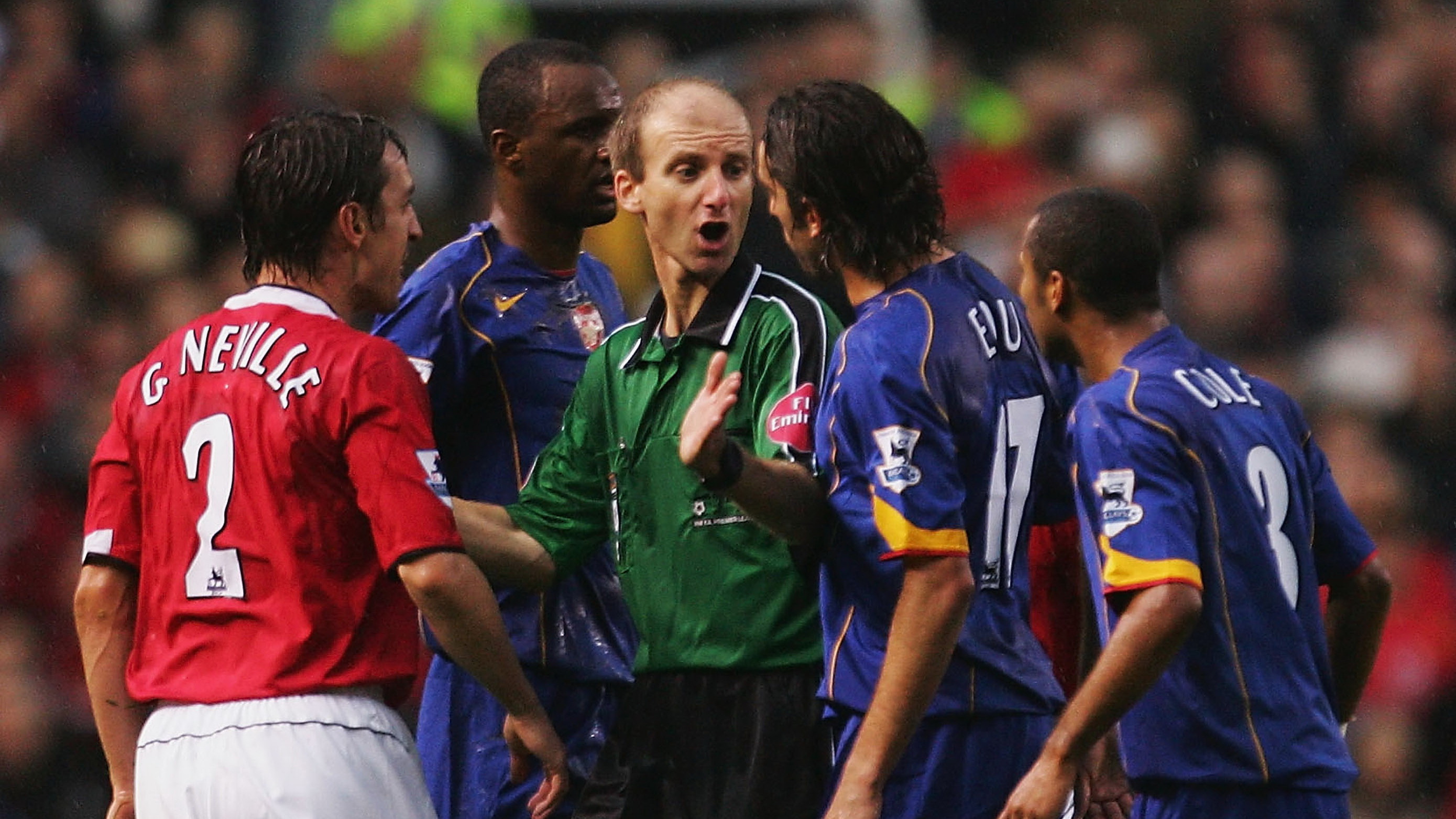 Các cầu thủ Arsenal và M.U có trận cầu căng thẳng khi liên tục đụng độ với nhau trên sân. Ảnh: GOAL.COM
