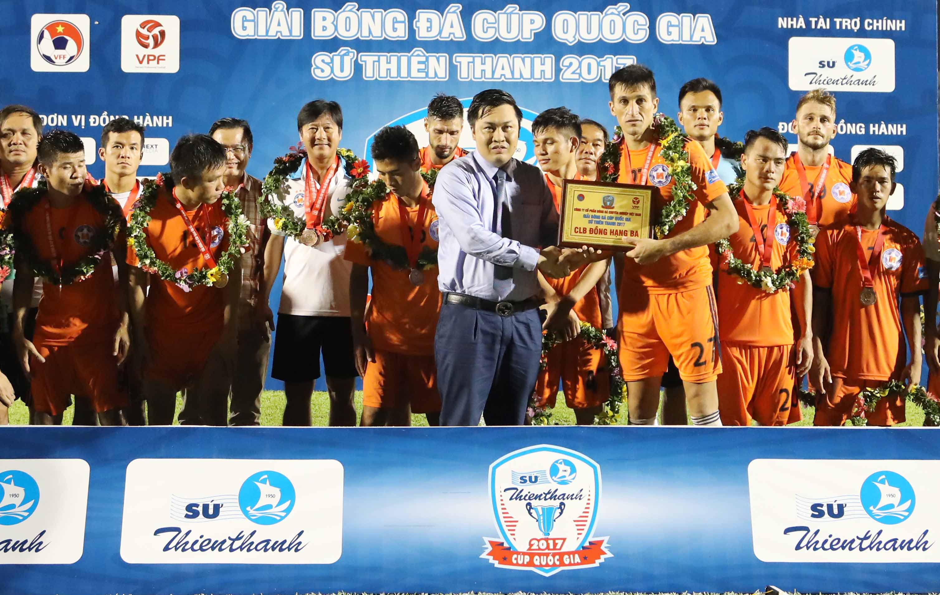 Các cầu thủ SHB Đà Nẵng giành hạng 3 Cúp quốc gia 2017. Ảnh: ANH HUY