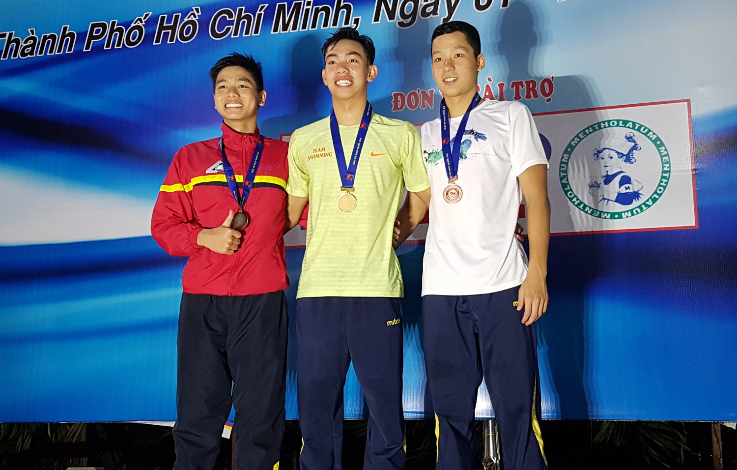 Huy Hoàng (giữa) phá kỷ lục quốc gia nội dung 800m tự do. Ảnh: T.P