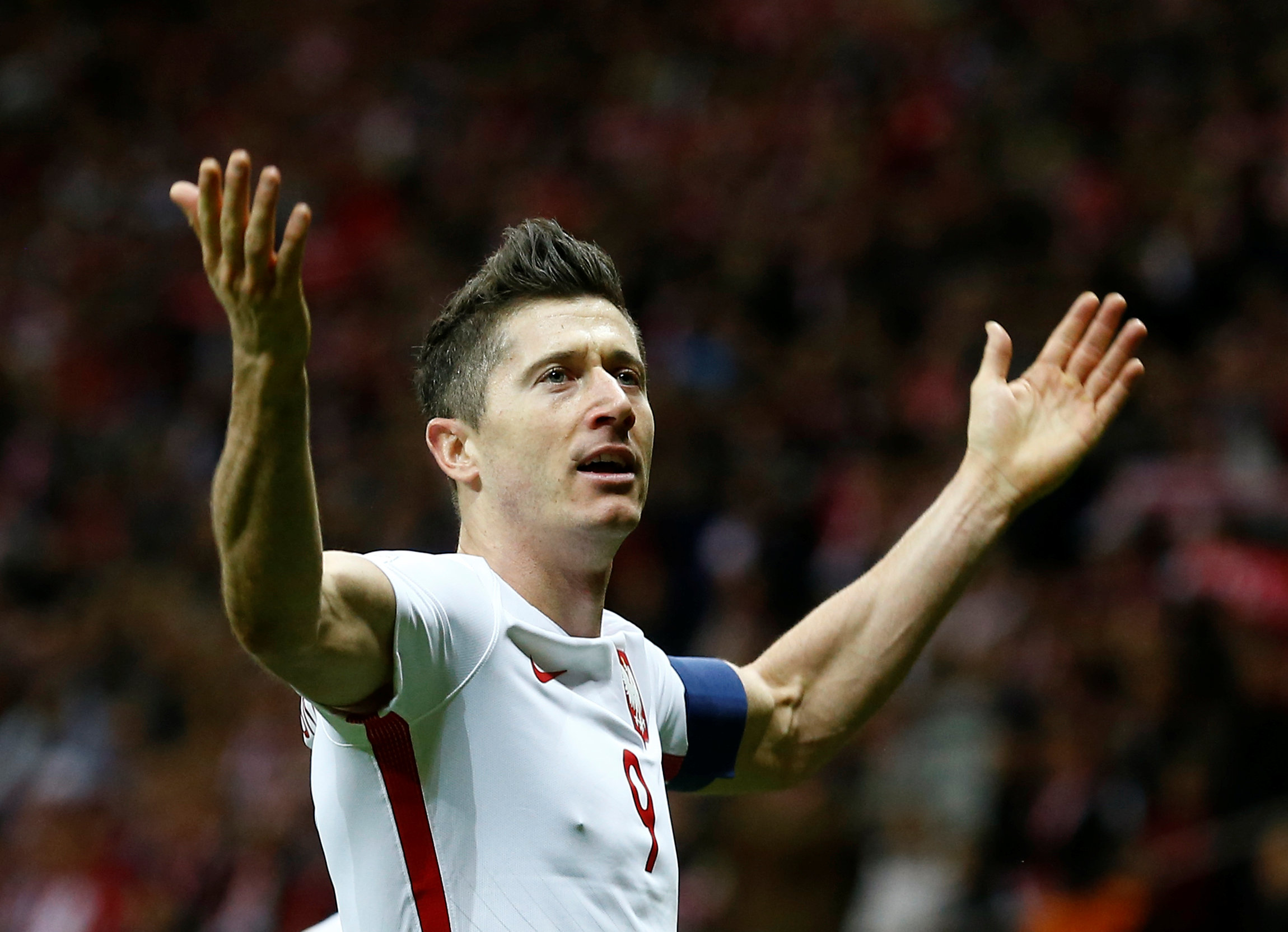 Lewandowski ăn mừng bàn thắng nâng tỉ số trận đấu lên 3-2 cho Ba Lan. Ảnh: REUTERS