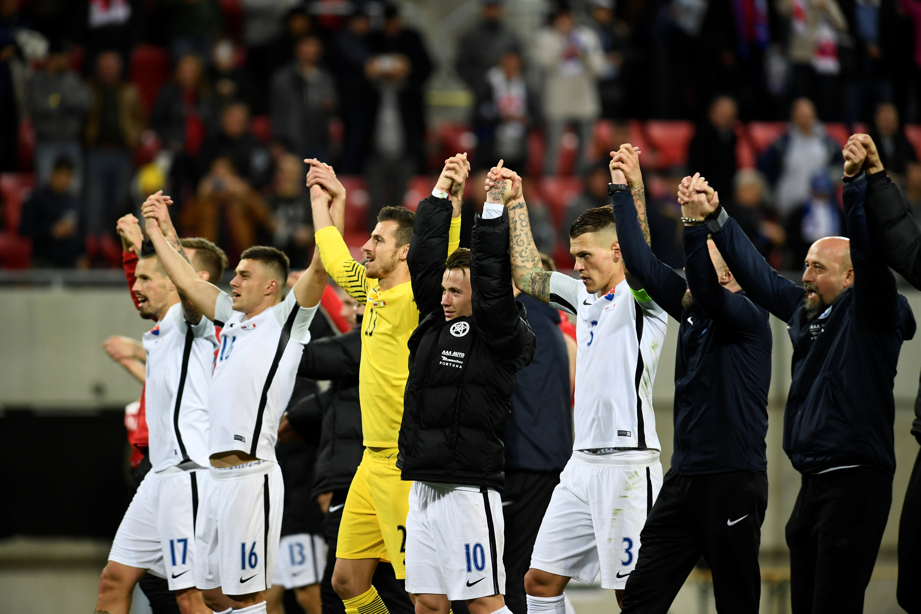 Niềm vui của đội tuyển Slovakia sau khi giành quyền đá play-off. Ảnh: REUTERS