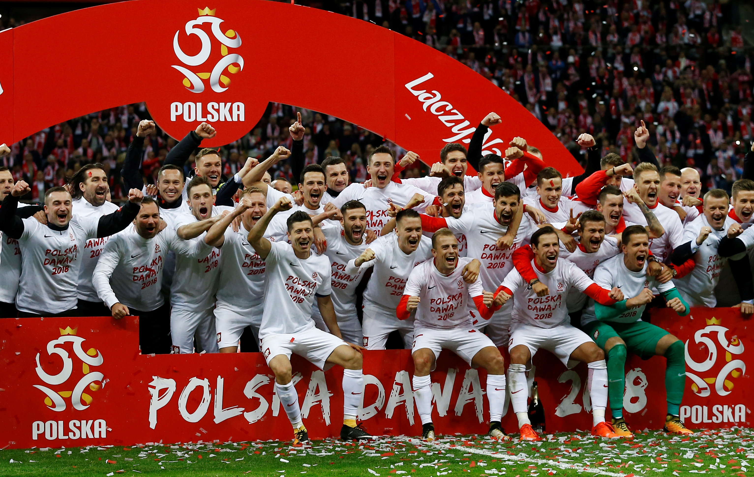 Đội tuyển Ba Lan ăn mừng tấm vé dự World Cup 2018. Ảnh: REUTERS