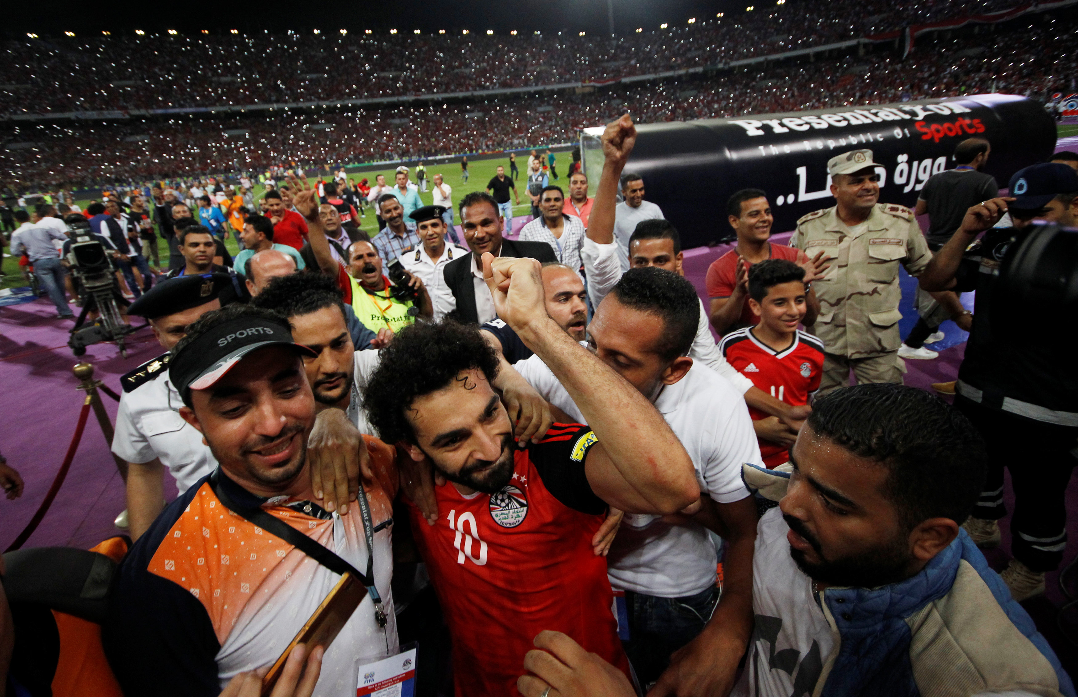 Các CĐV Ai Cập vây kín người hùng Salah sau trận đấu. Ảnh: REUTERS