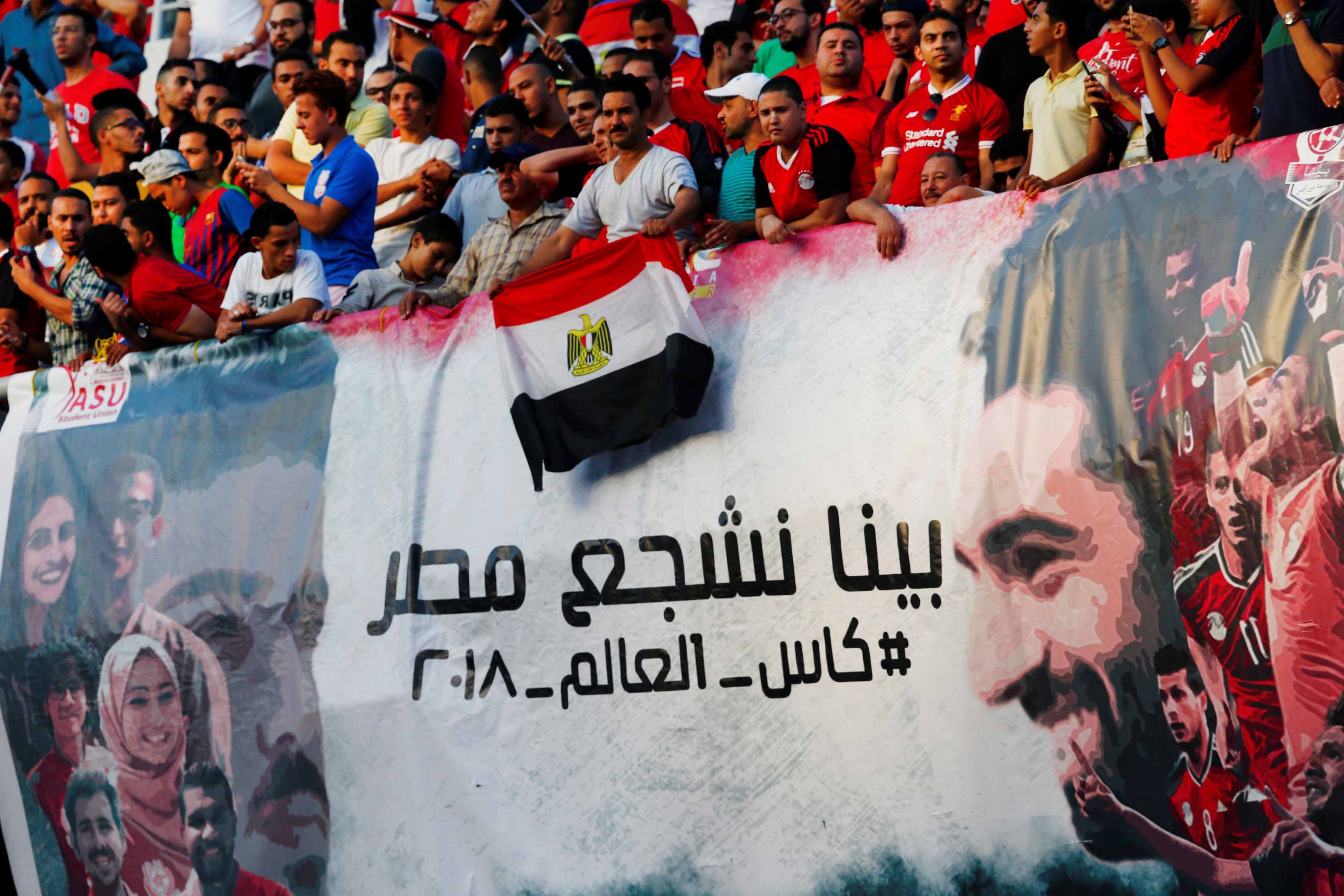 Các CĐV Ai Cập chờ đón giây phút lịch sử sau 28 năm trên sân vận động tại thành phố Alexandria. Ảnh: REUTERS