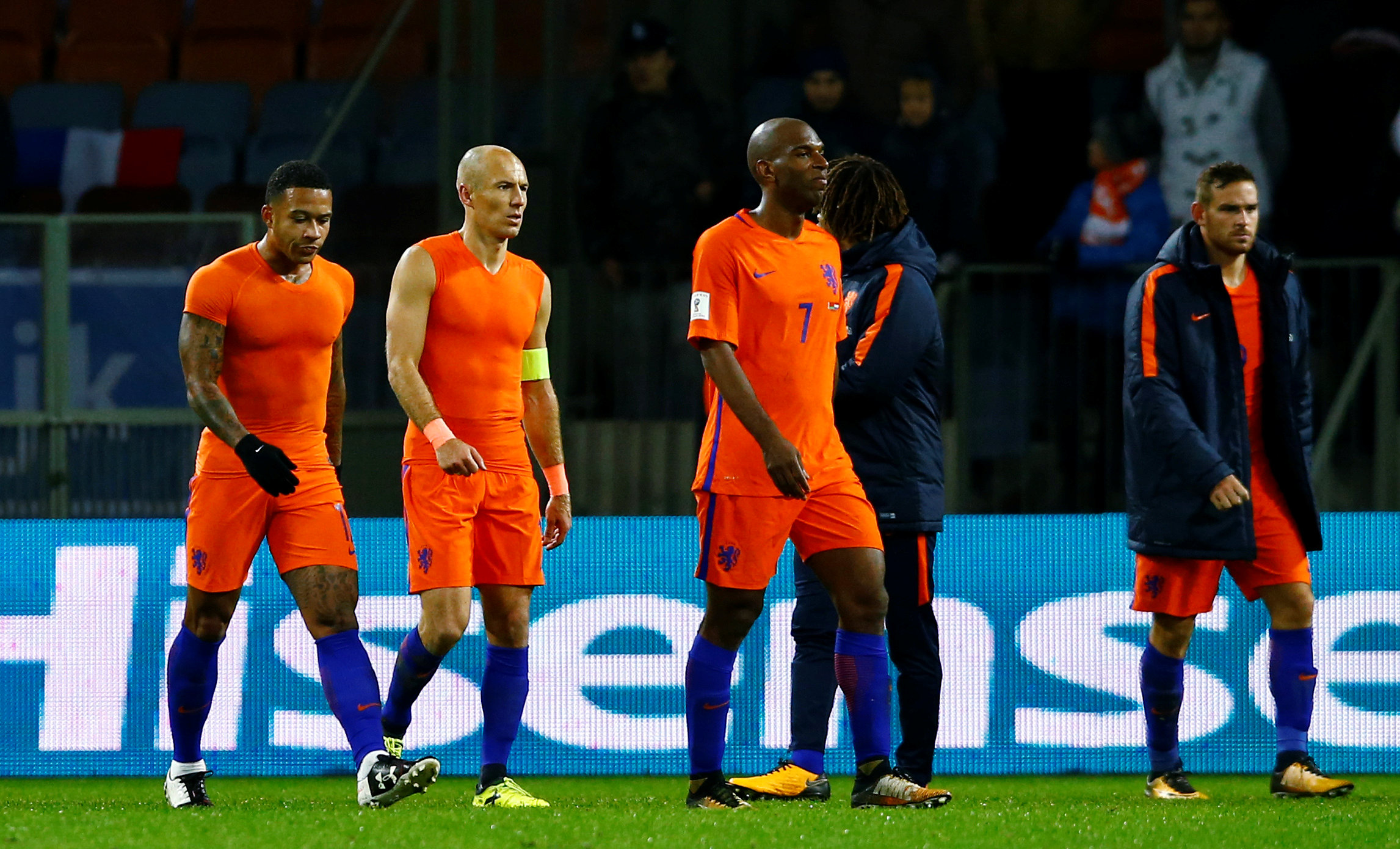 Hình ảnh thất vọng của Robben(thứ 2 từ trái sang) sau trận gặp Belarus Ảnh: REUTERS