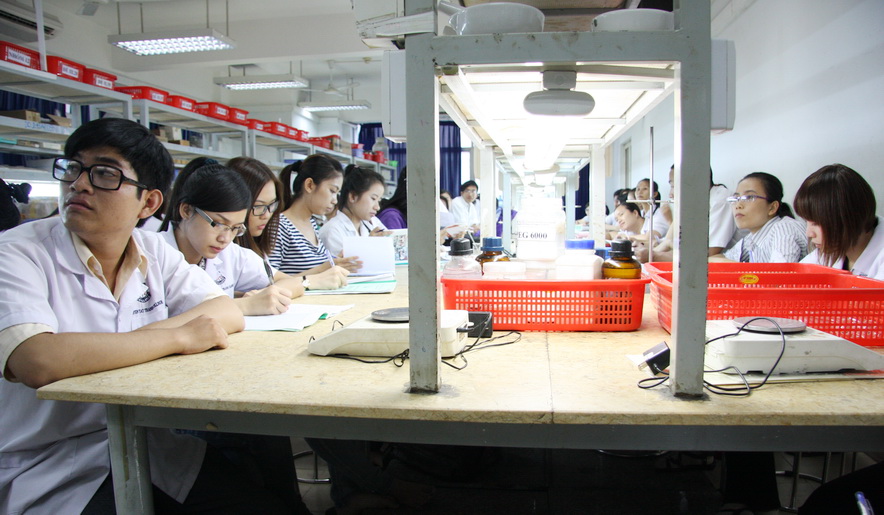 Sinh viên ngành dược Trường ĐH Nguyễn Tất Thành trong giờ học tại phòng thực hành của trường - Ảnh: TRẦN HUỲNH