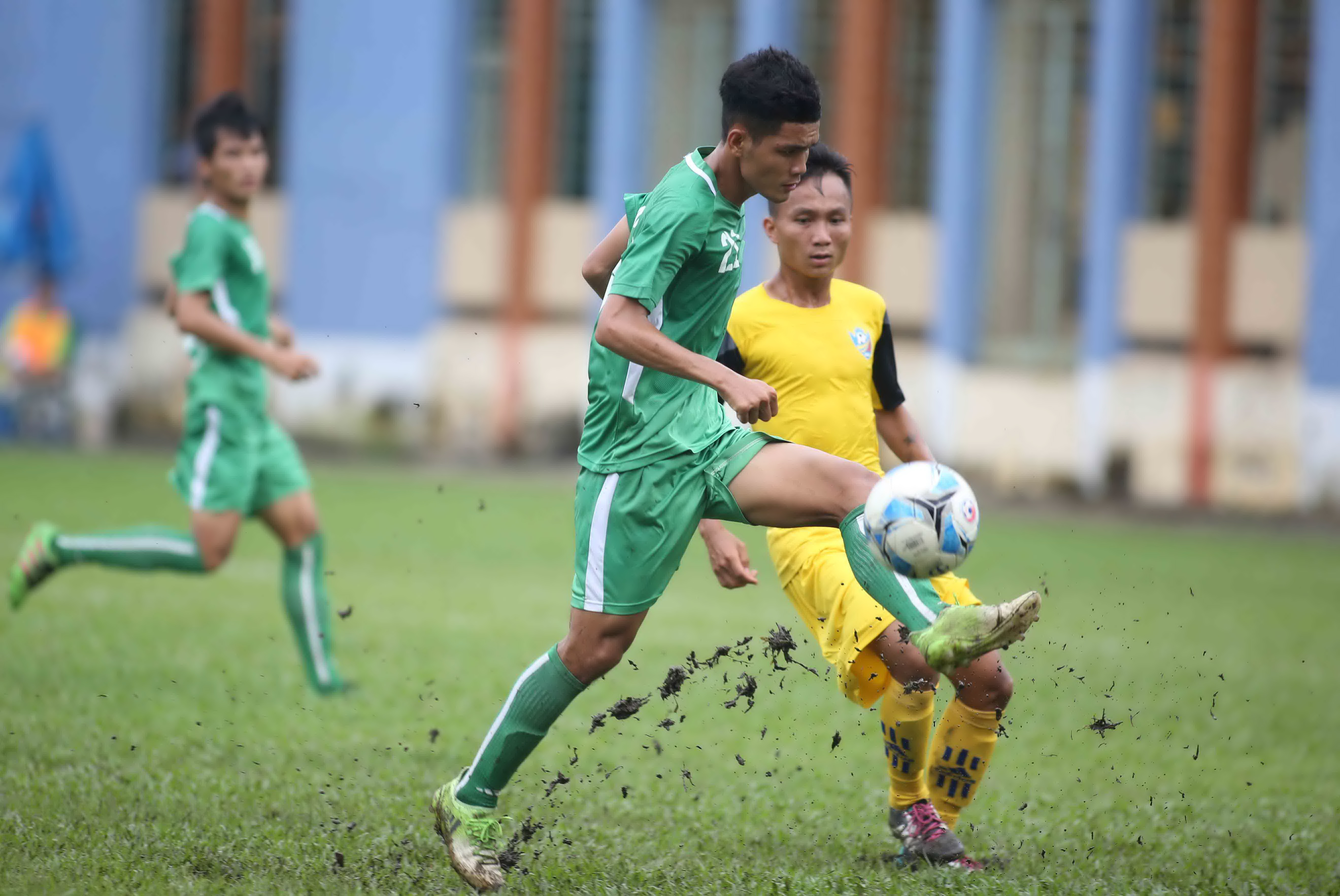 Trung vệ Nhật Tân (Vĩnh Long) trong trận thắng Kiên Giang 5-0 ở lượt trận cuối Giải hạng ba quốc gia 2018 tại sân Thành Long chiều 9-10. Ảnh: N.K.
