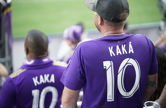 Các CĐV mặc áo số 10 của Kaka đến sân chứng kiến trận đấu cuối cùng của thần tương. Ảnh: AP