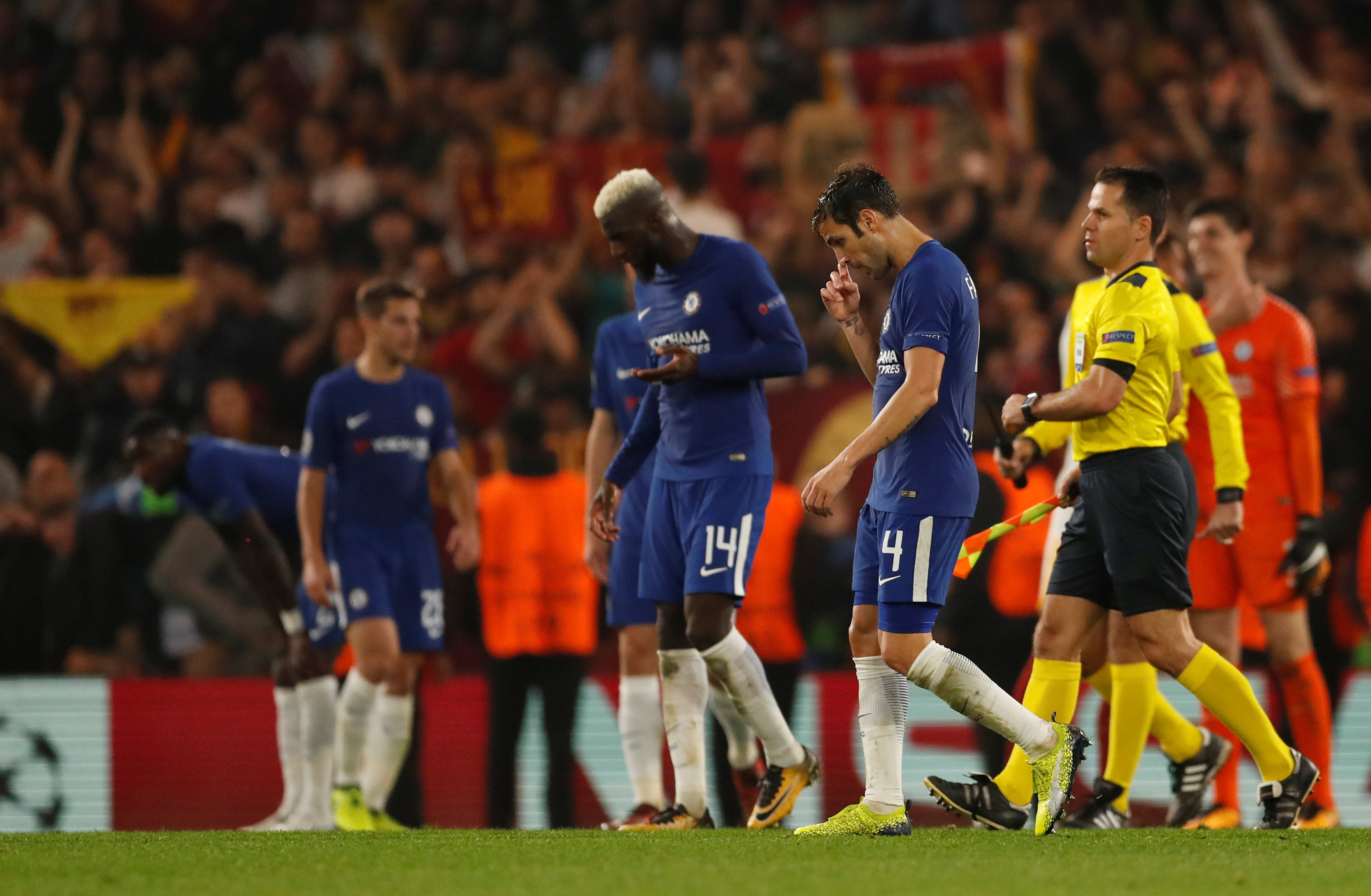 Sự thất vọng của các cầu thủ Chelsea sau trận hòa. Ảnh: REUTERS
