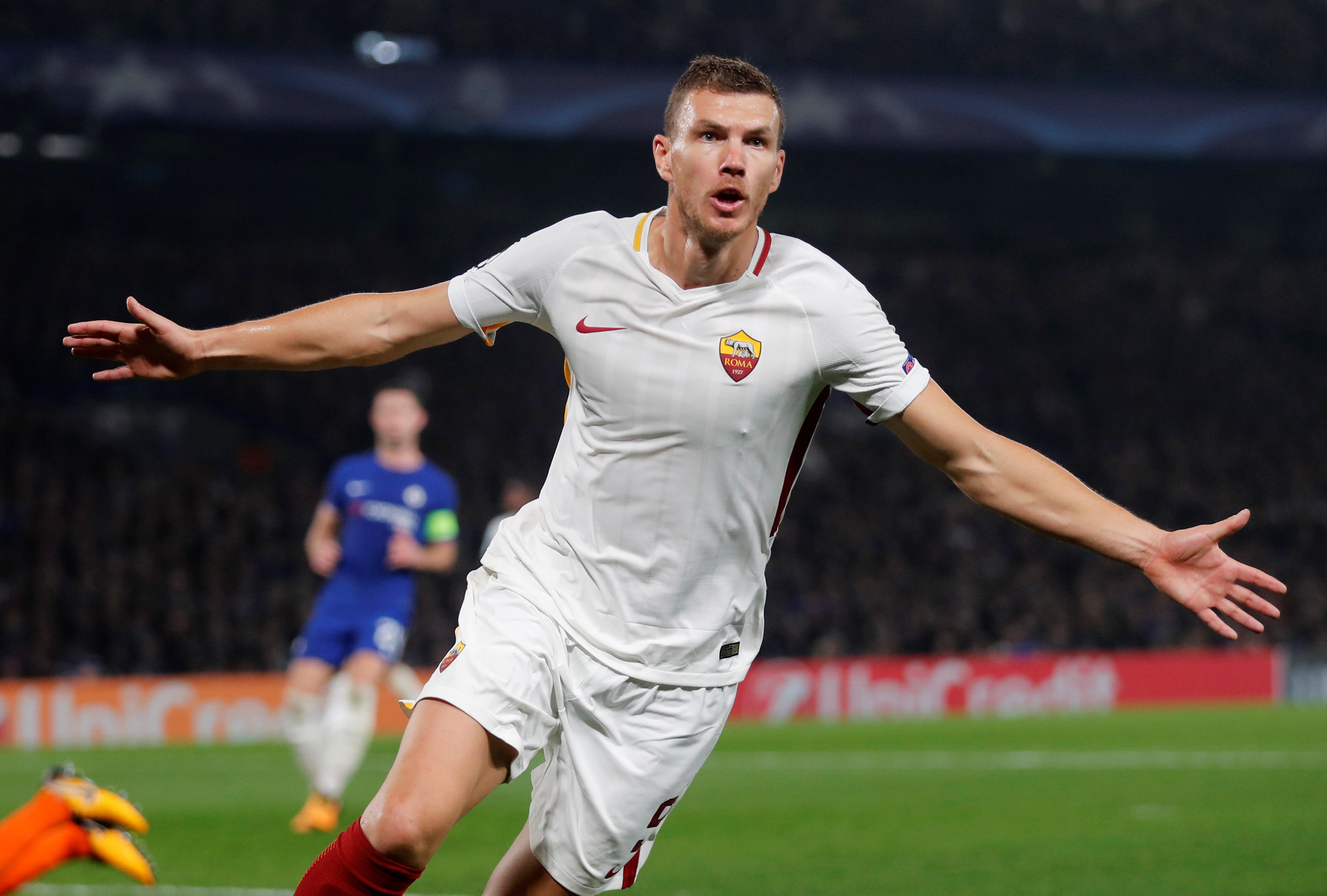 Dzeko ăn mừng bàn thắng nâng tỉ số lên 3-2 cho Roma. Ảnh: REUTERS