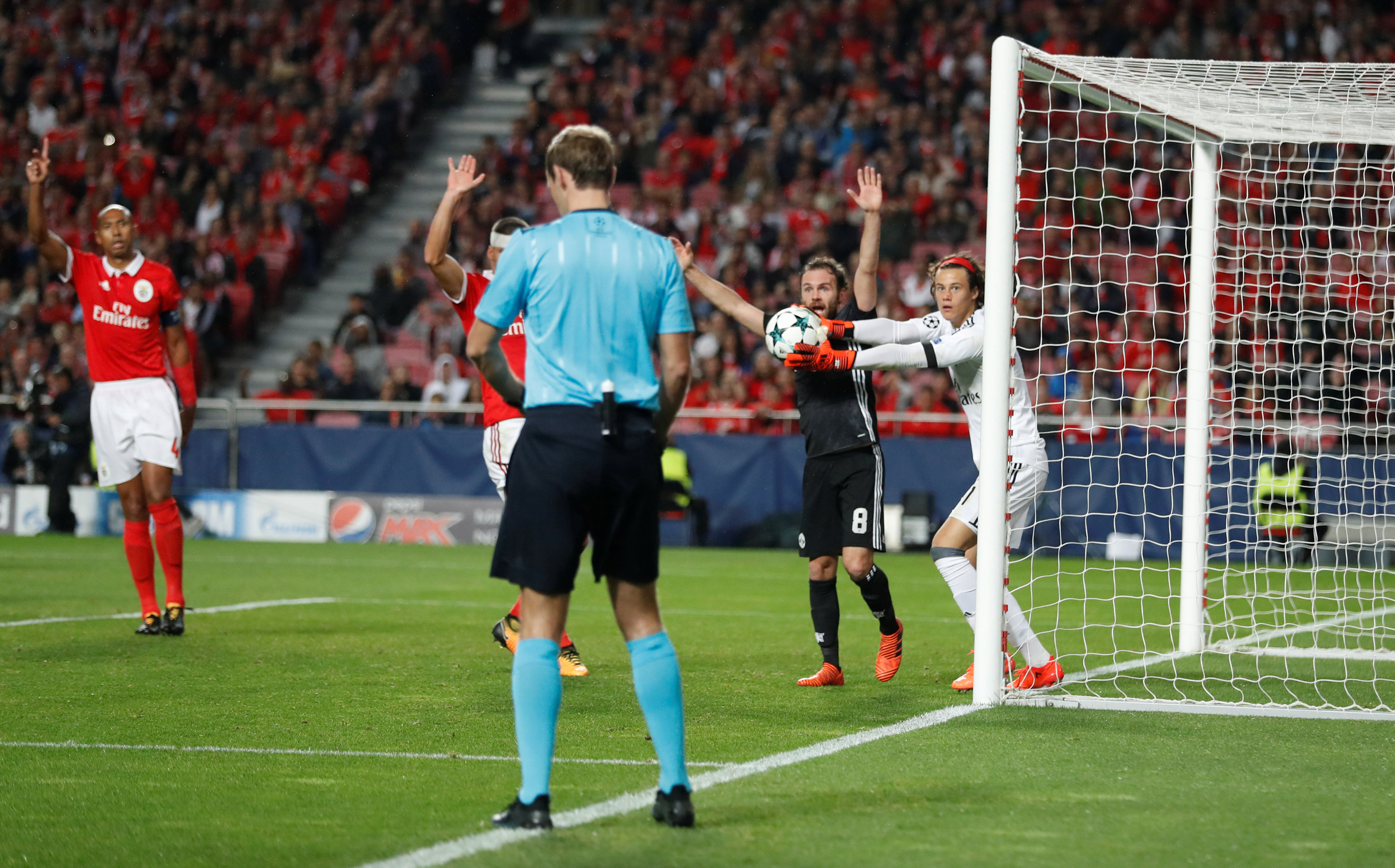 Dù Svilar nhanh chân bước ra khỏi khung thành nhưng tình huống bóng đi qua vạch vôi quá rõ ràng khiến Benfica không thể tránh khỏi bàn thua. Ảnh: REUTERS