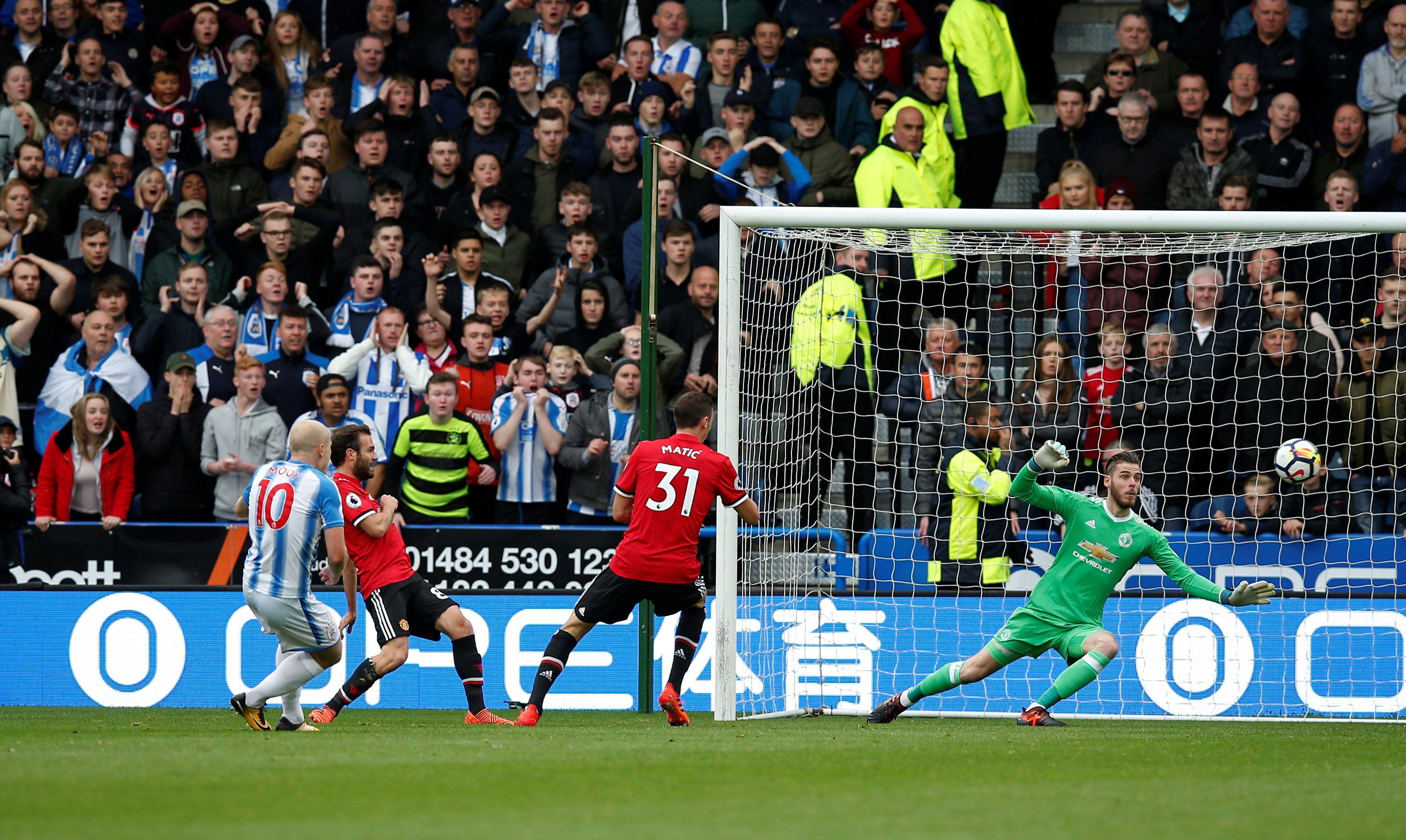 Pha dứt điểm mở tỉ số cho Huddersfield của Mooy. Ảnh: REUTERS