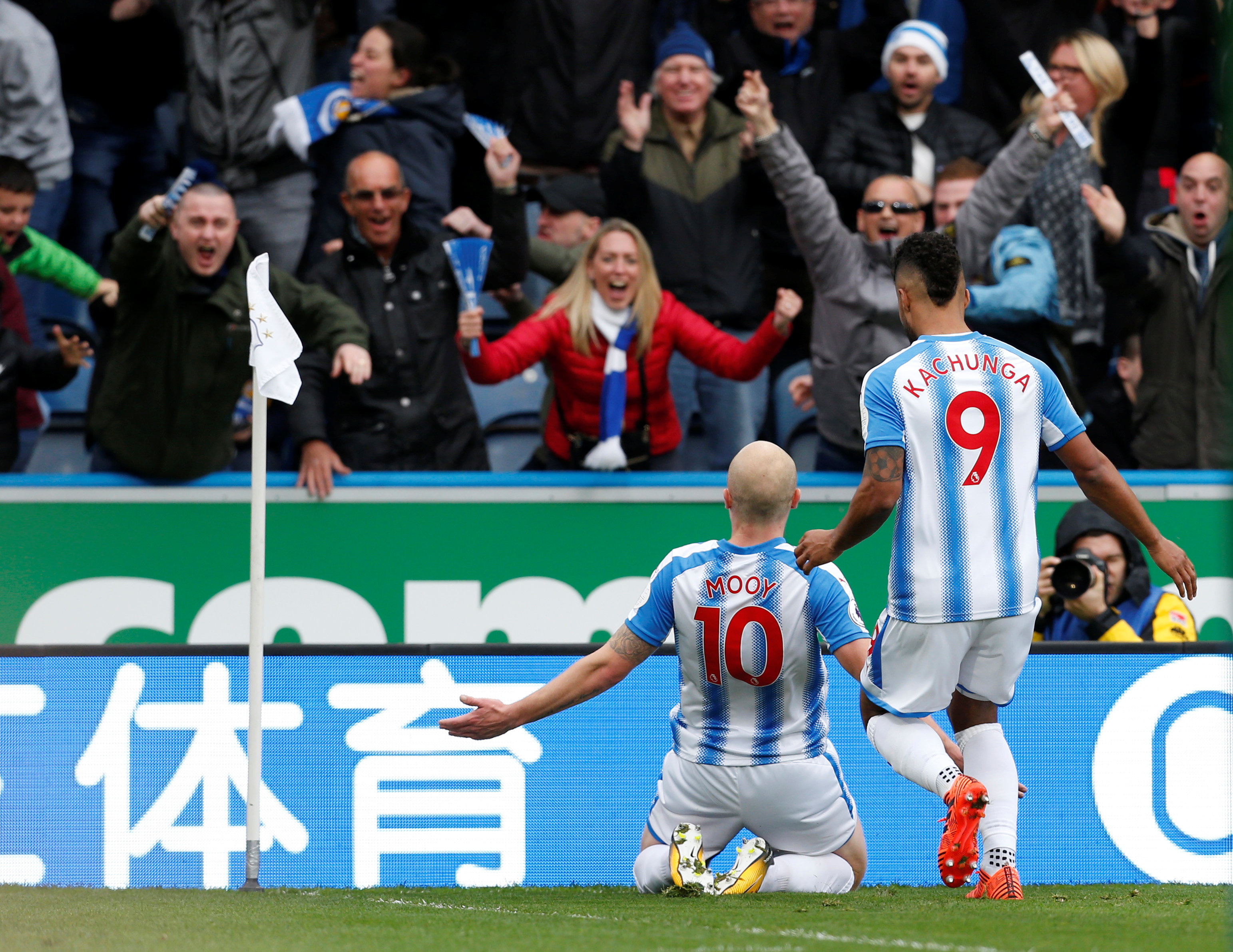 Niềm vui của Mooy (10) sau khi mở tỉ số cho Huddersfield. Ảnh: REUTERS