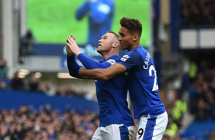 Rooney (trái) ăn mừng bàn mở tỉ số cho Everton. Ảnh: GETTY IMAGES