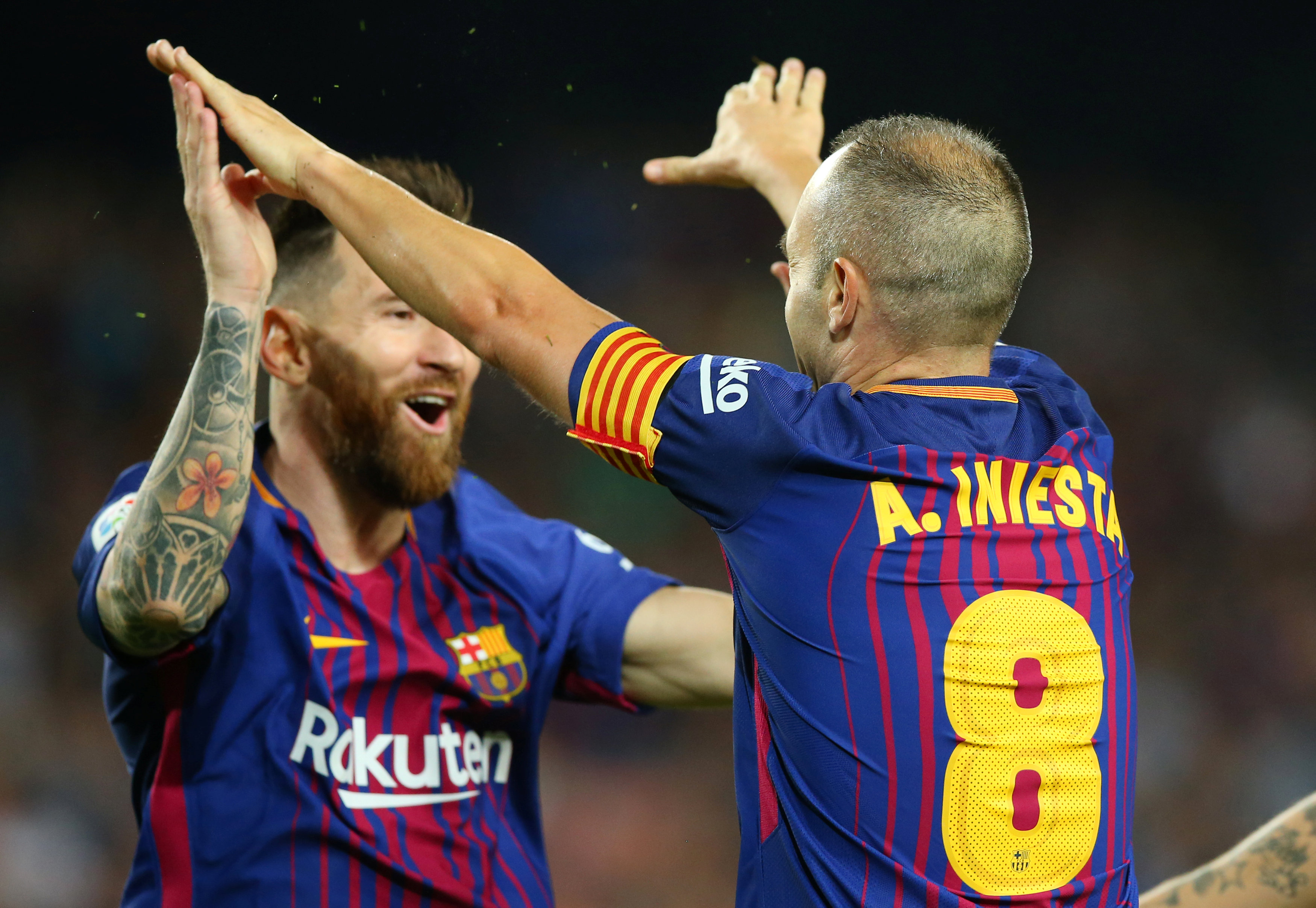 Iniesta (phải) và Messi ăn mừng bàn nâng tỉ số lên 2-0 cho Barcelona. Ảnh: REUTERS