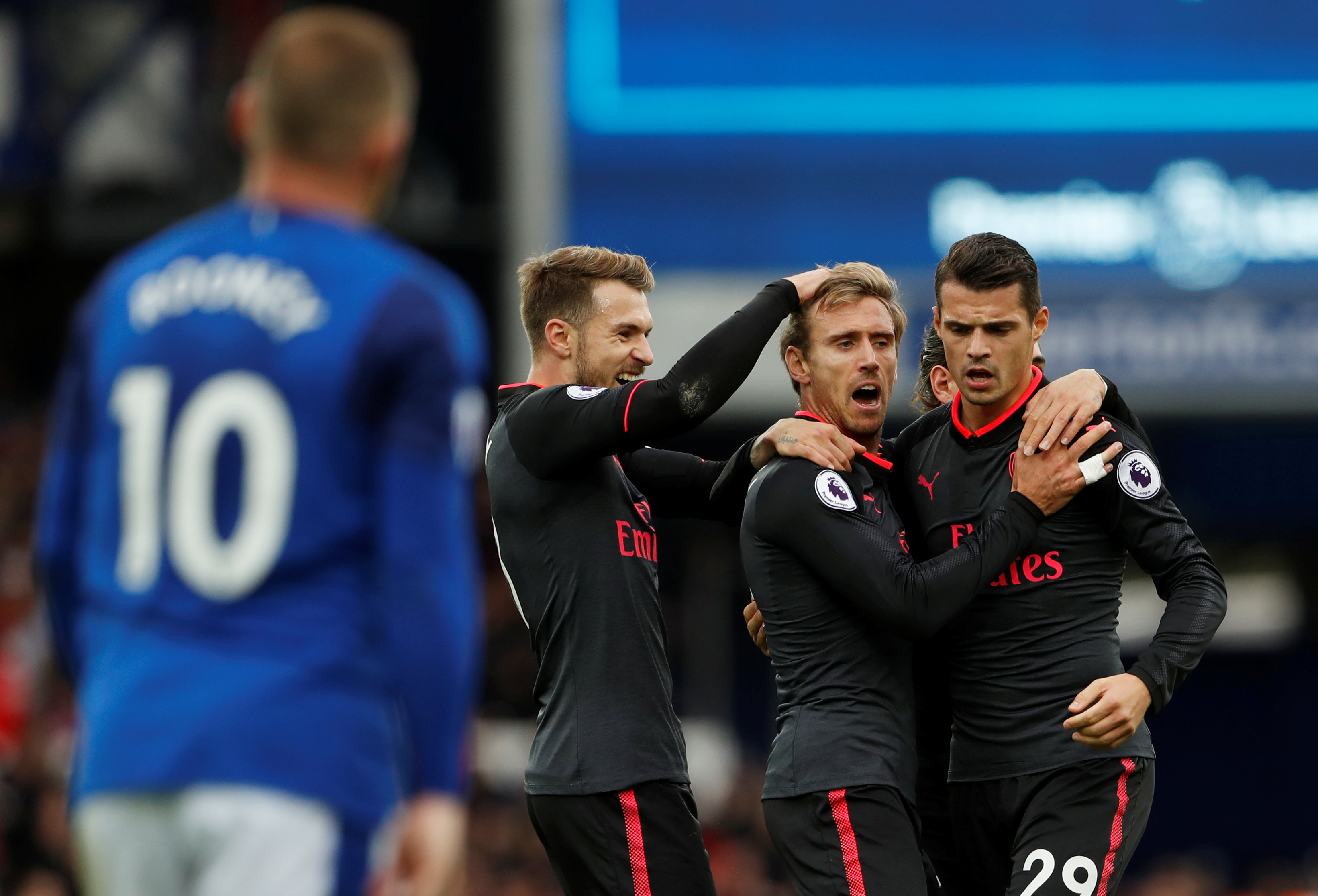 Niềm vui của các cầu thủ Arsenal sau khi Monreal gỡ hòa 1-1. Ảnh: REUTERS