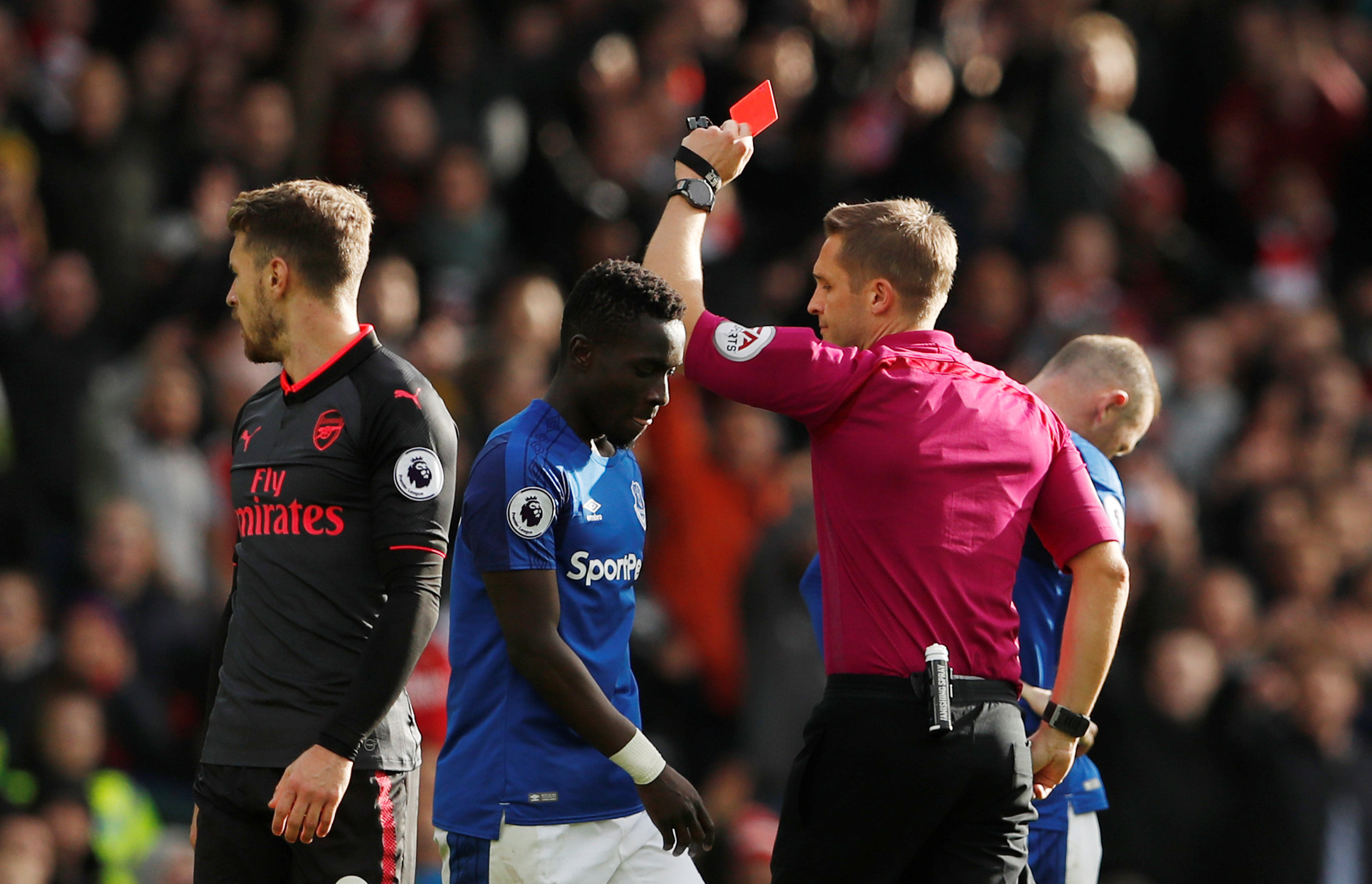 Idrissa Gana Gueye (xanh) nhận thẻ đỏ sau pha vào bóng nguy hiểm với Xhaka. Ảnh: REUTERS
