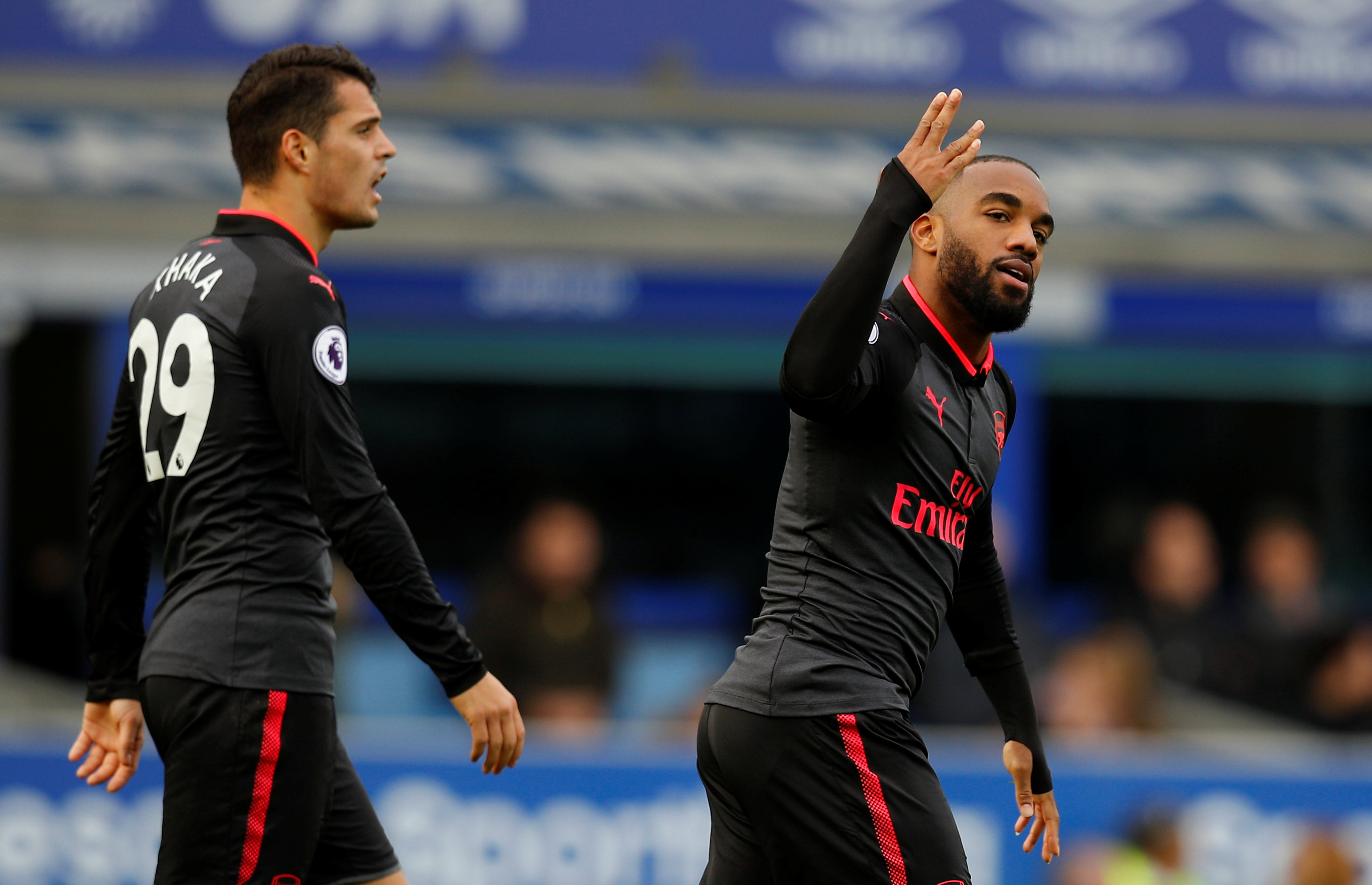 Lacazette (phải) ăn mừng bàn nâng tỉ số lên 3-1 cho Arsenal. Ảnh: REUTERS