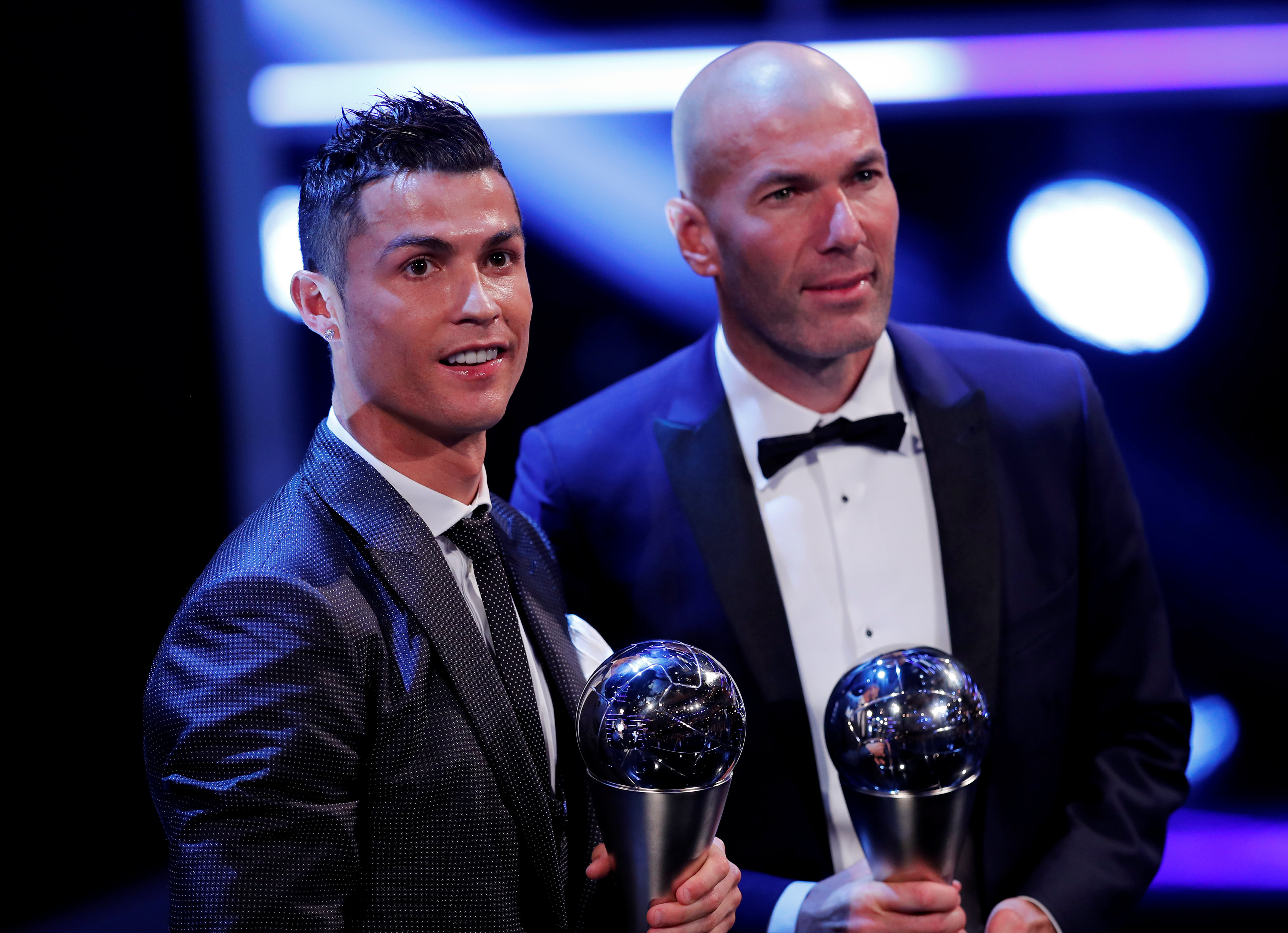Ronaldo (trái) và HLV Zidane. Ảnh: REUTERS