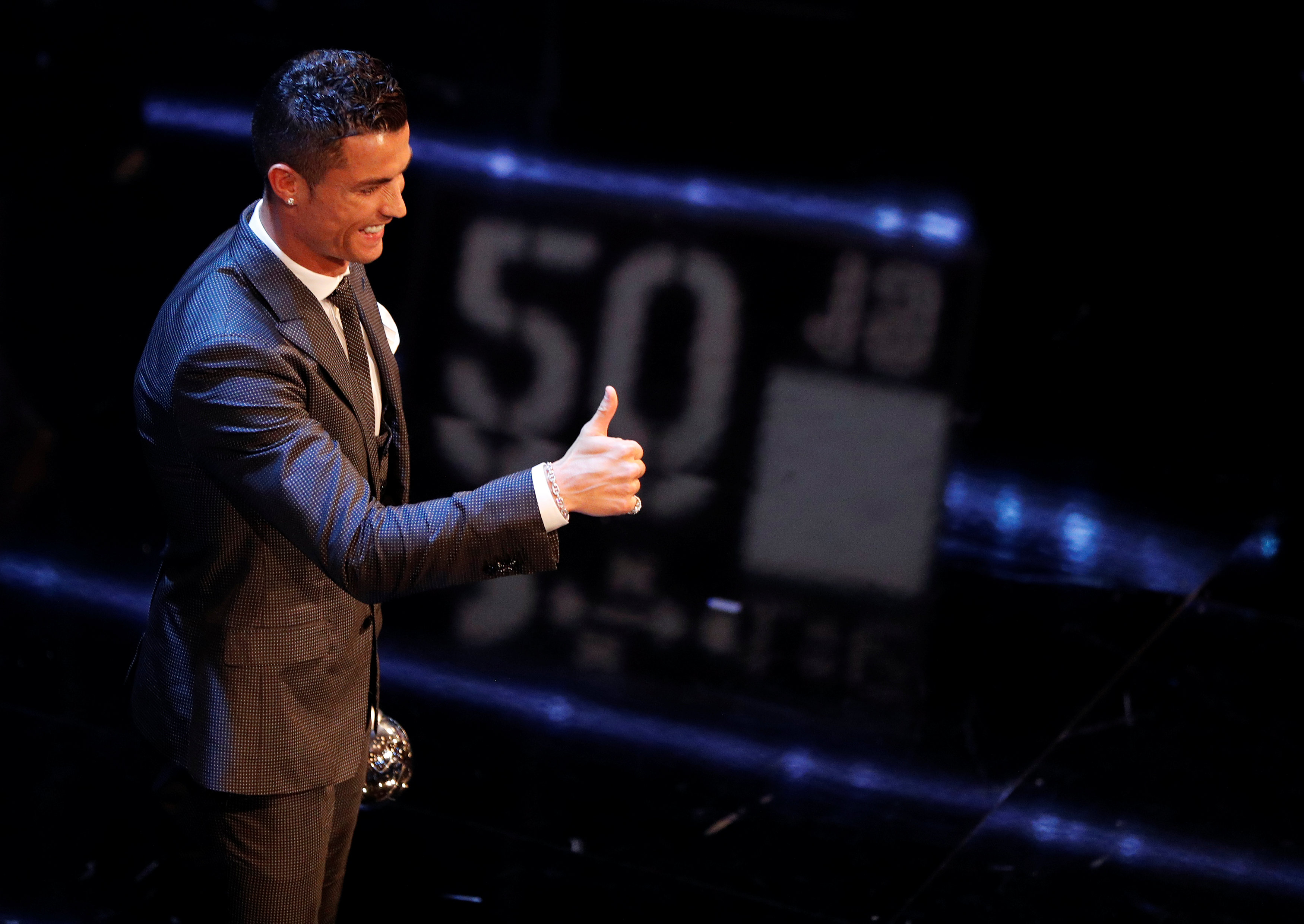 Ronaldo ăn mừng chiến thắng. Ảnh: REUTERS
