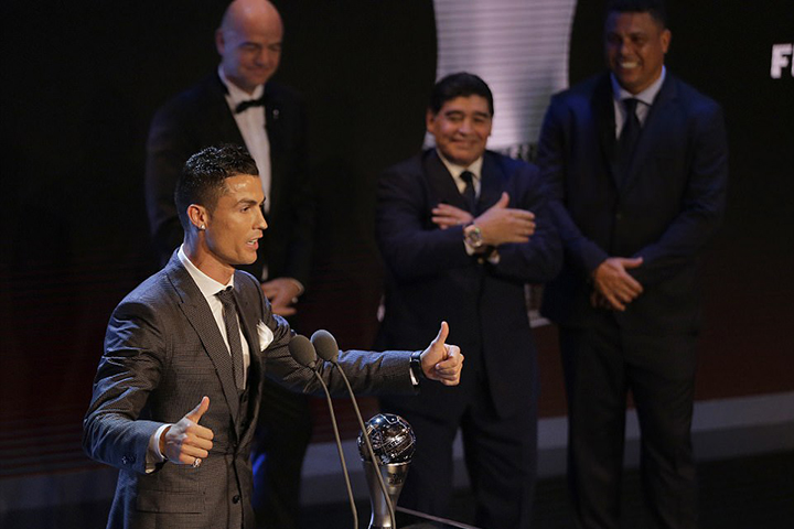 Ronaldo phát biểu sau khi đoạt giải Cầu thủ hay nhất FIFA 2017. Ảnh: AP