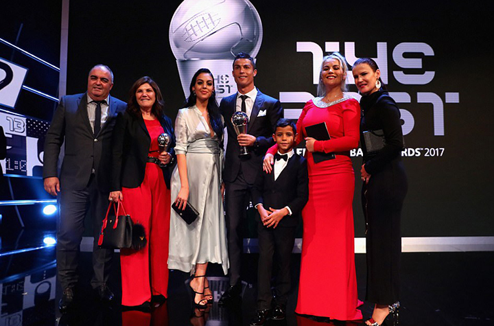 Ronaldo và gia đình tại lễ trao giải. Ảnh: REUTERS