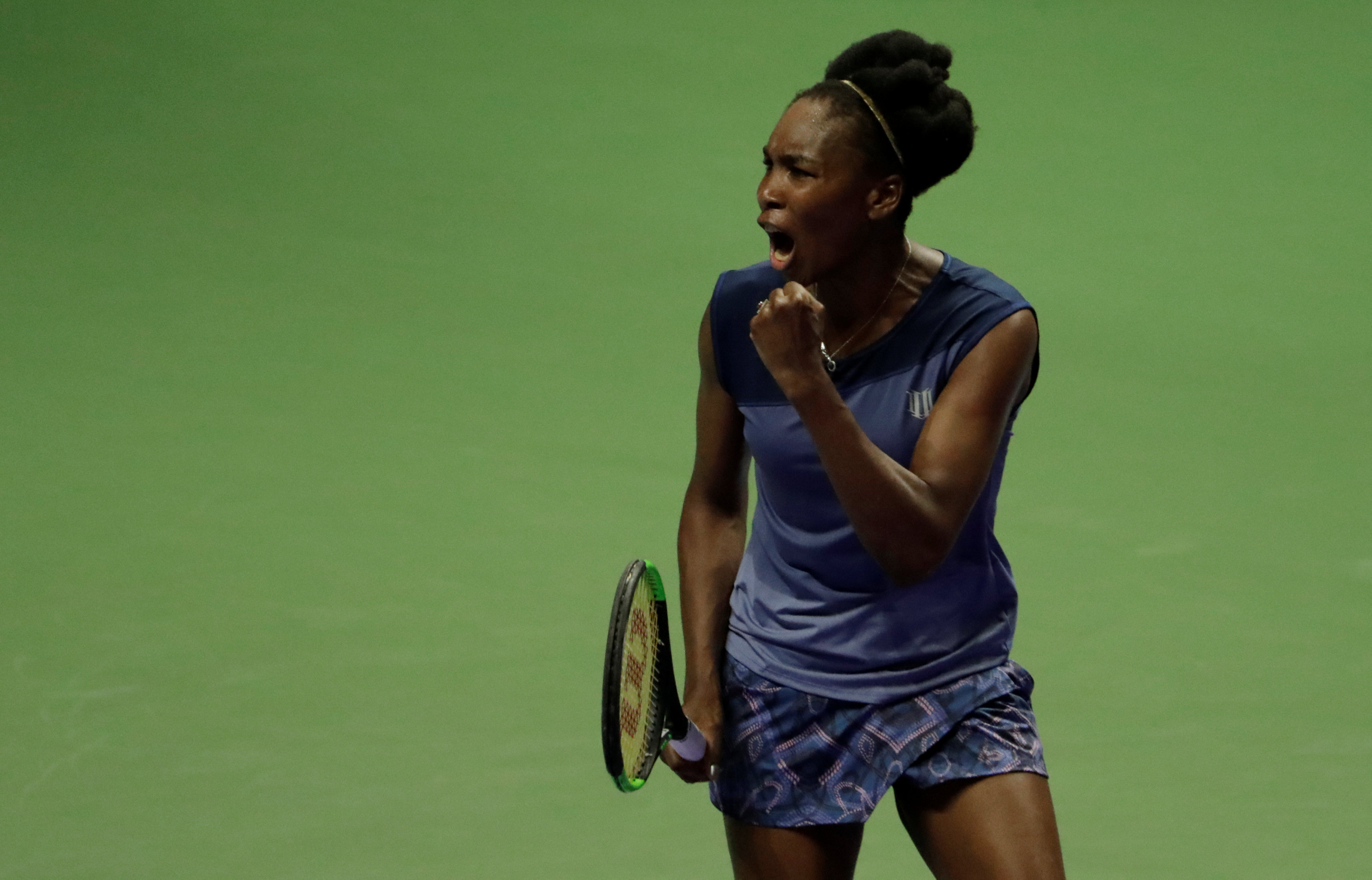 Venus Williams ăn mừng chiến thắng trước Ostapenko. Ảnh: REUTERS