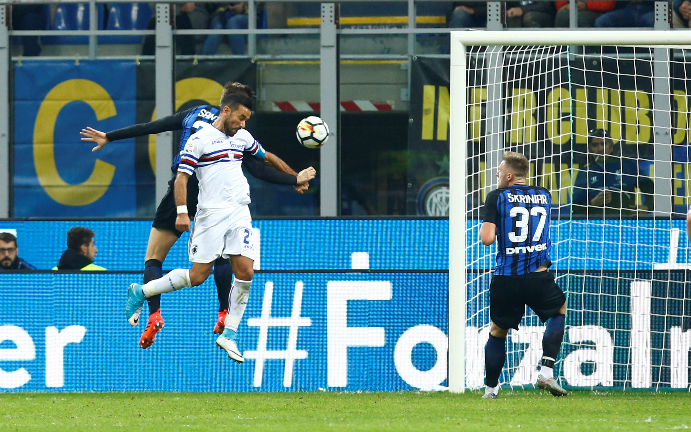 Pha đánh đầu rút ngắn tỉ số xuống 2-3 cho Sampdoria của Quagliarella (trắng). Ảnh: REUTERS