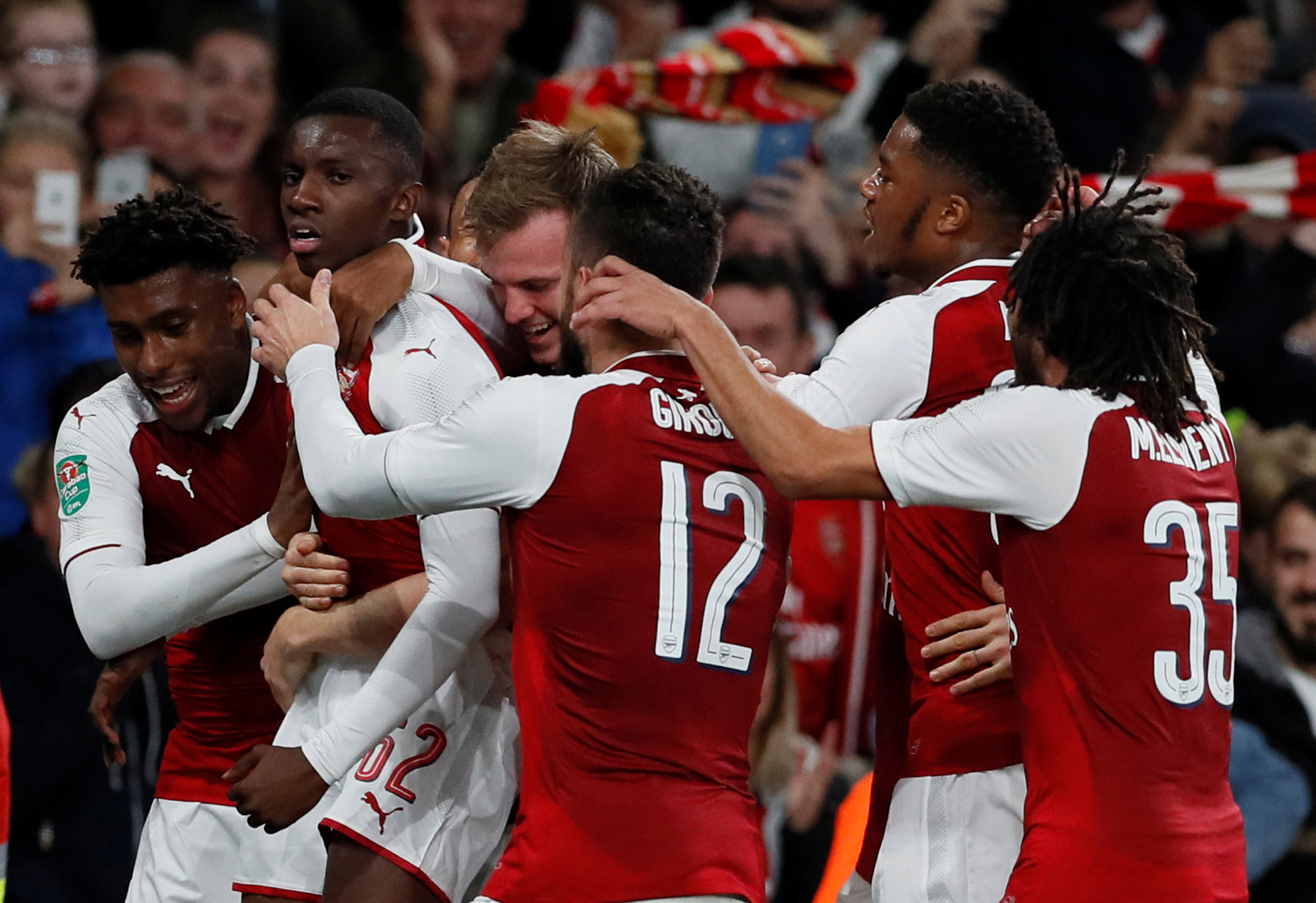 Niềm vui của các cầu thủ Arsenal sau khi Edward Nketiah nâng tỉ số lên 2-1. Ảnh: REUTERS