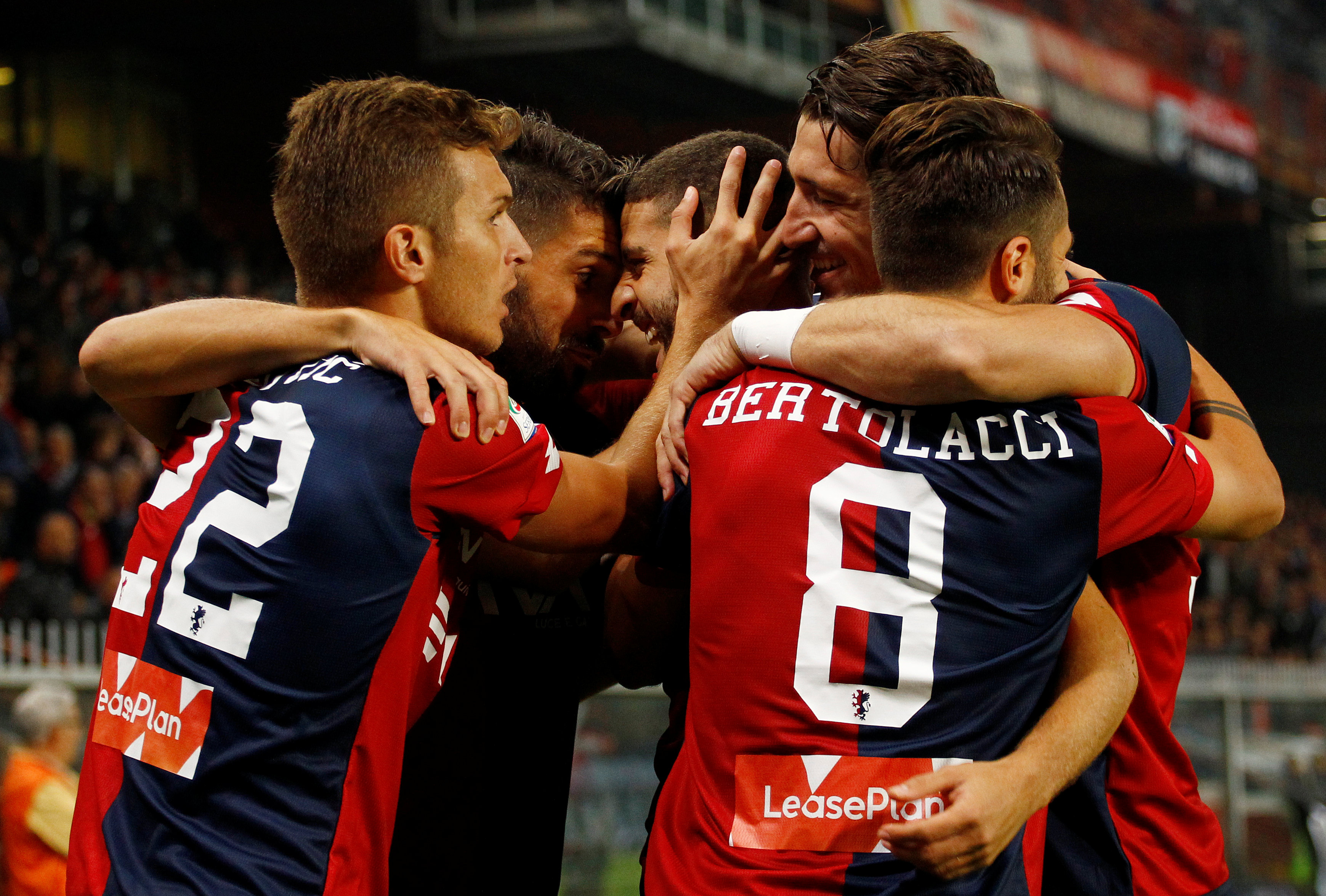Niềm vui của các cầu thủ Genoa sau khi có bàn mở tỉ số. Ảnh: REUTERS