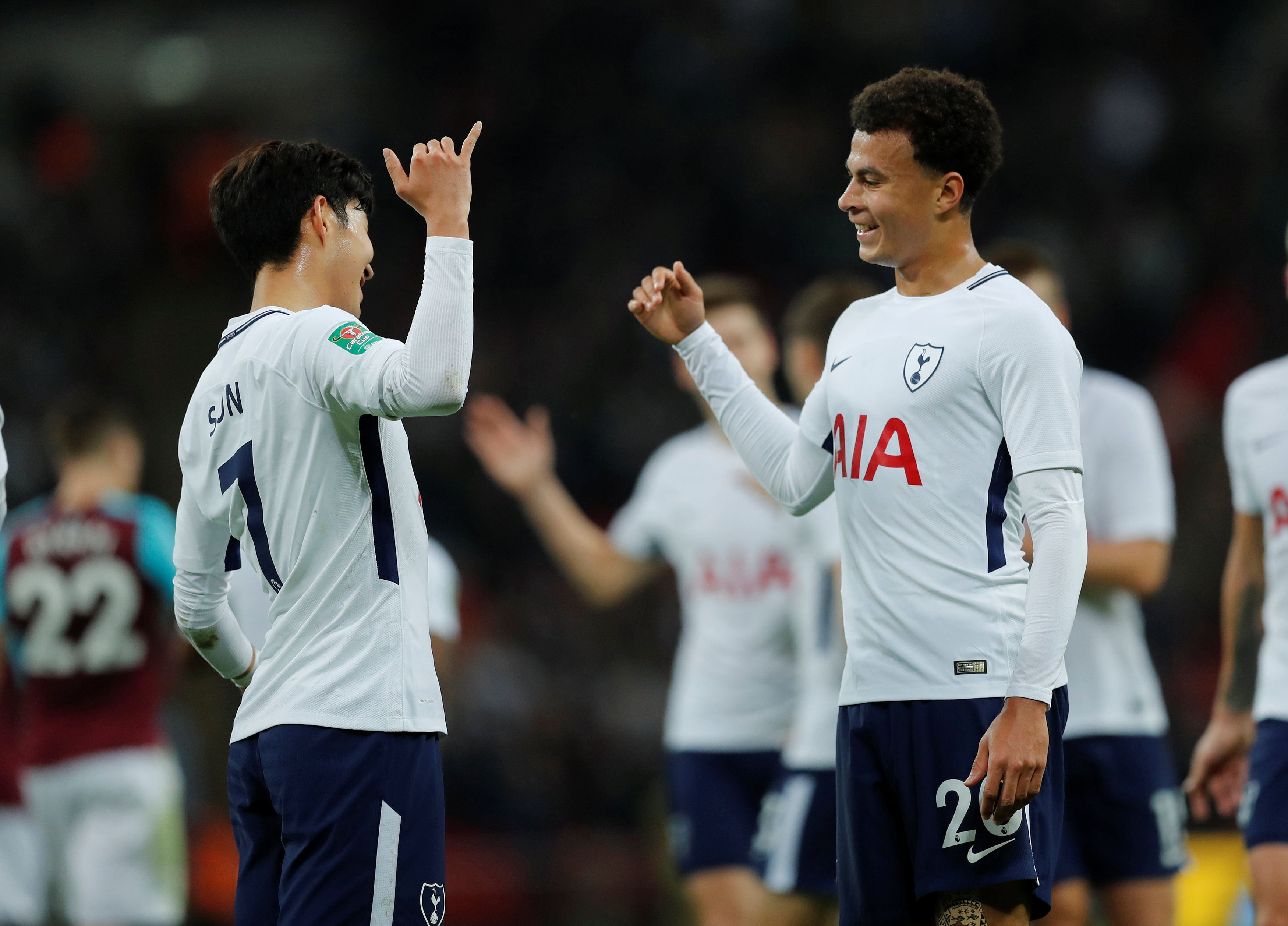 Niềm vui của các cầu thủ Tottenham sau khi Alli (phải) nâng tỉ số lên 2-0. Ảnh: REUTERS