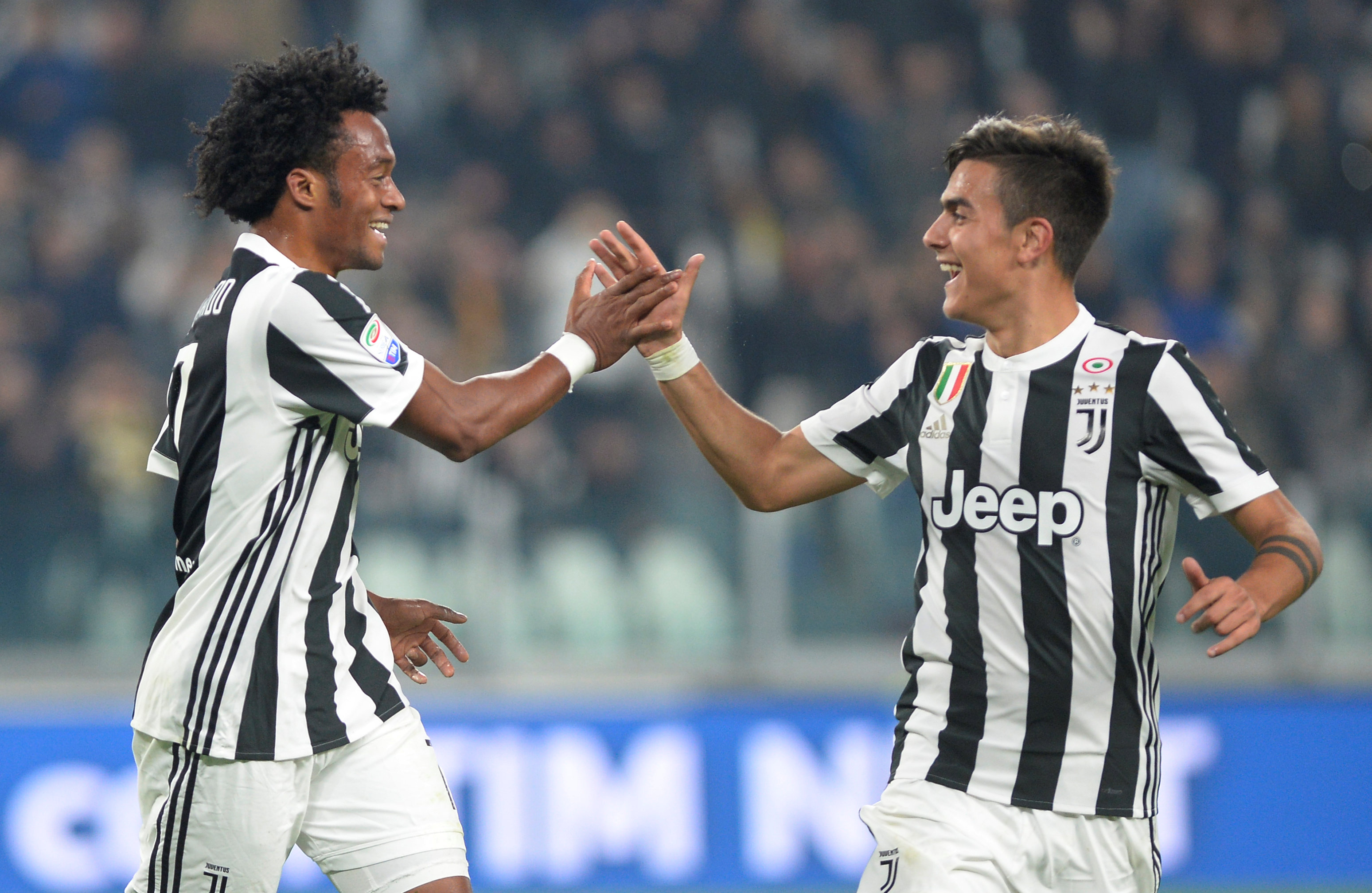 Dybala (phải) và Cuadrado cùng ghi bàn, góp công đem về chiến thắng cho Juventus. Ảnh: REUTERS