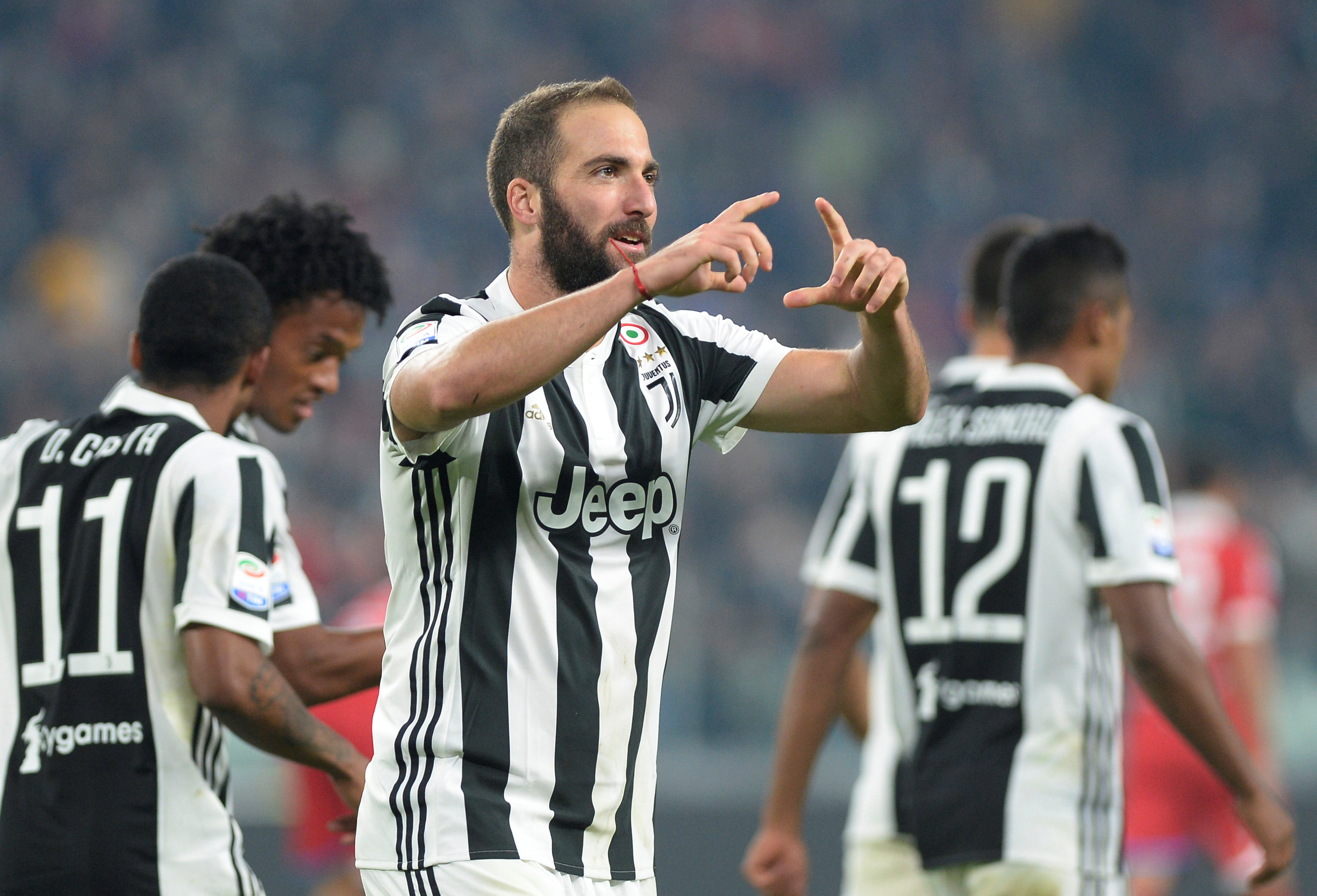Higuain ăn mừng bàn nâng tỉ số lên 3-1 cho Juventus. Ảnh: REUTERS