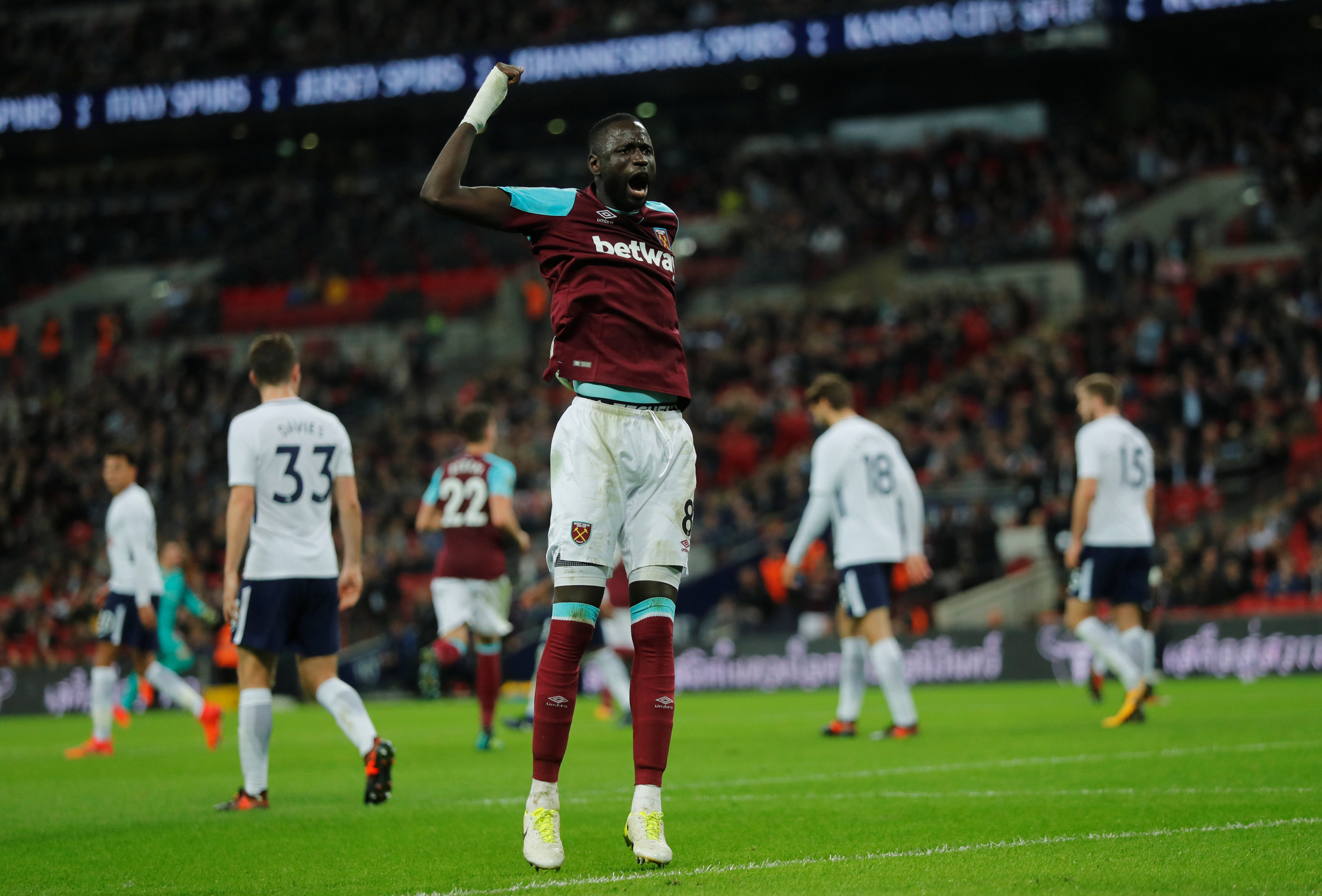 Ogbonna ăn mừng bàn nâng tỉ số lên 3-2 cho West Ham. Ảnh: REUTERS